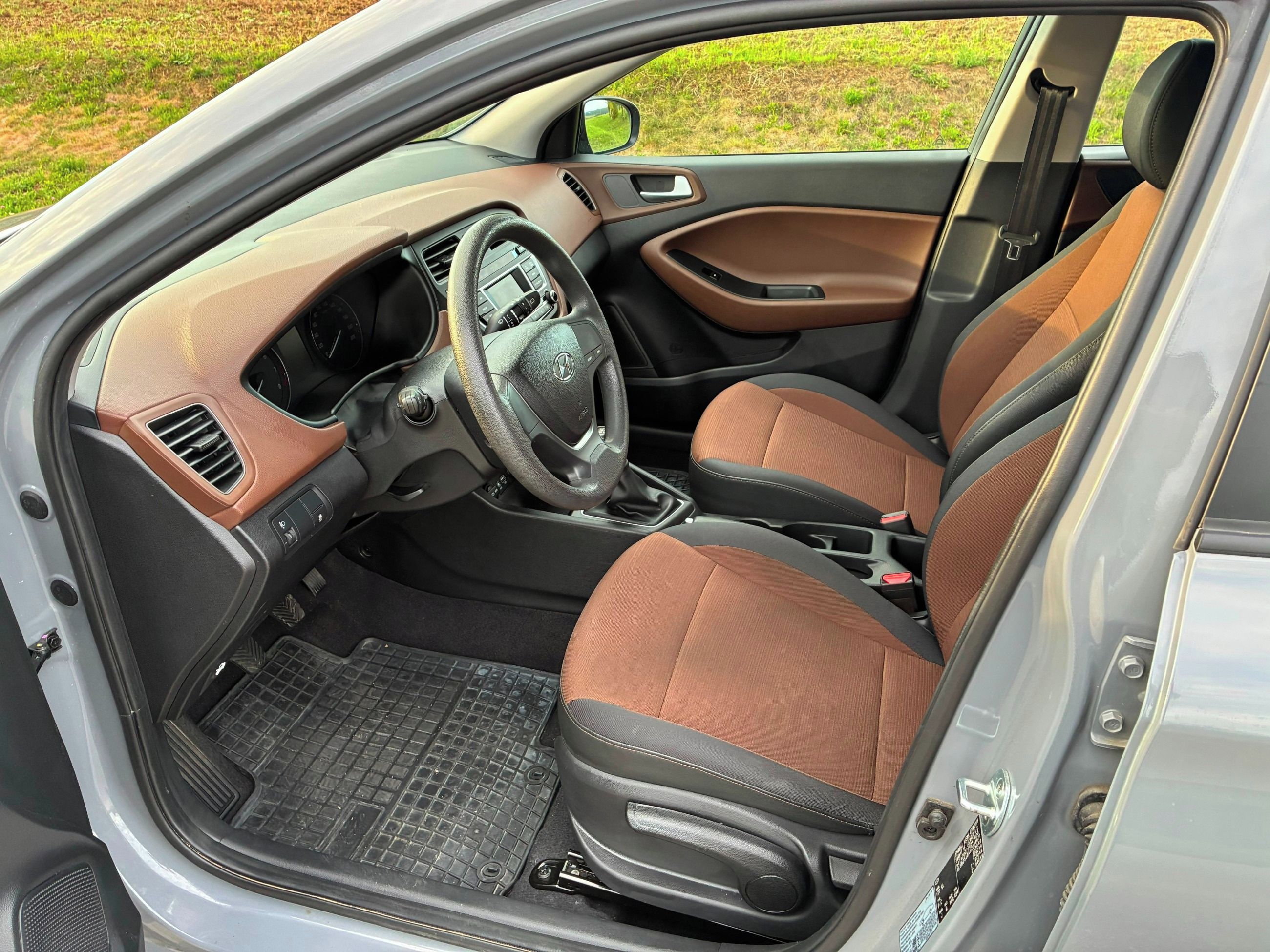 Hyundai i20, nájezd pouze 10.000 km - fotka 5