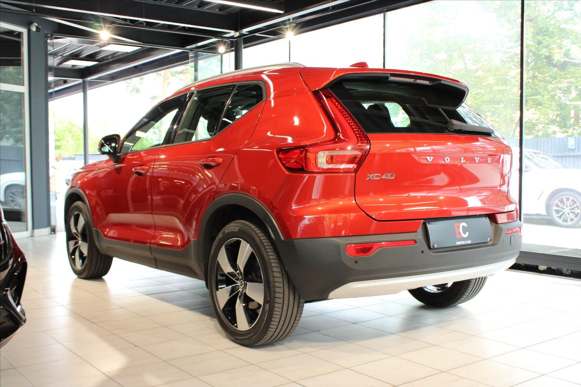 Volvo XC40, D4 AWD Momentum PilotAs/360°/P - fotka 4