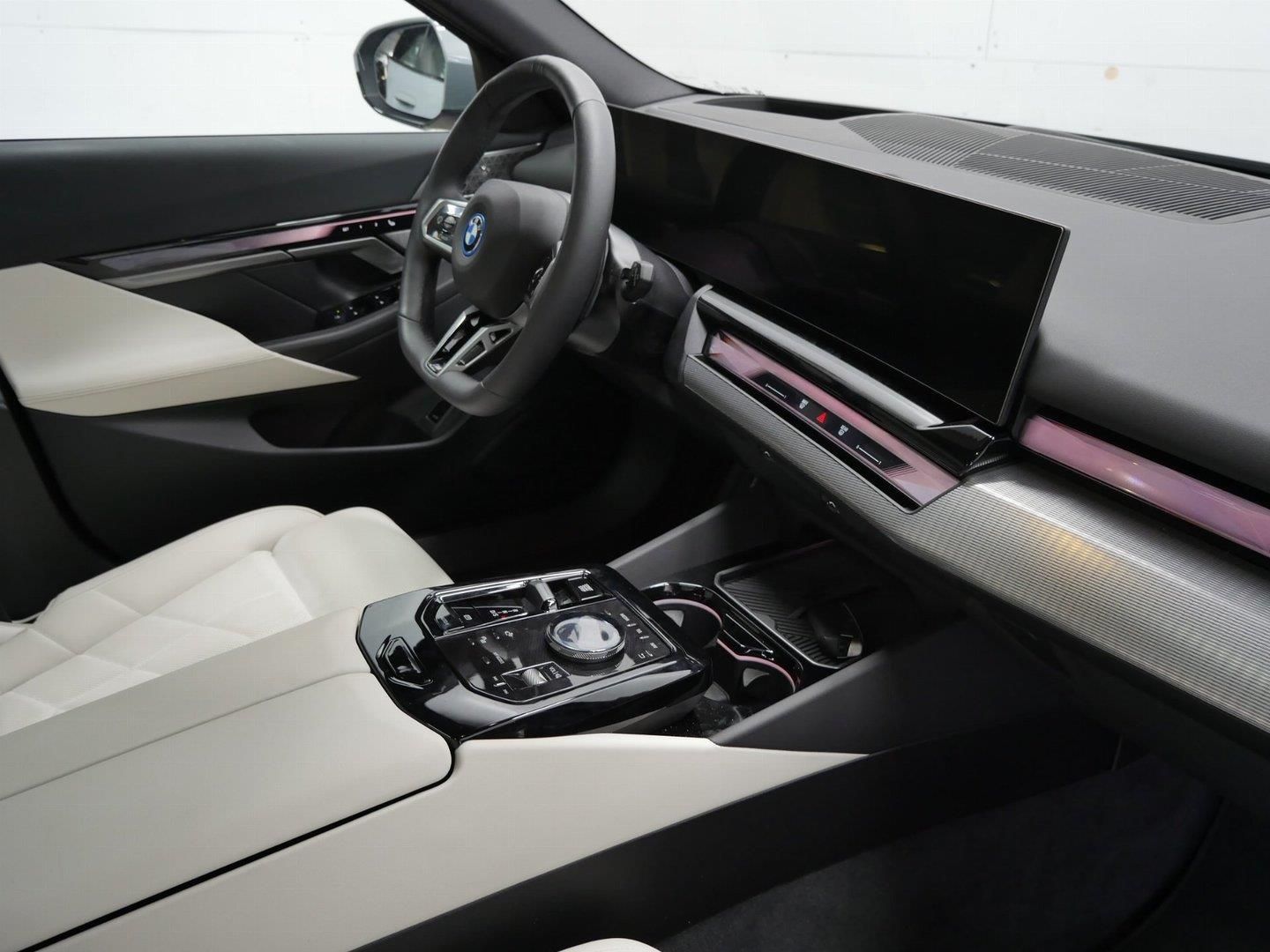 BMW Řada 5, 550e xDrive Touring Tažné - fotka 5