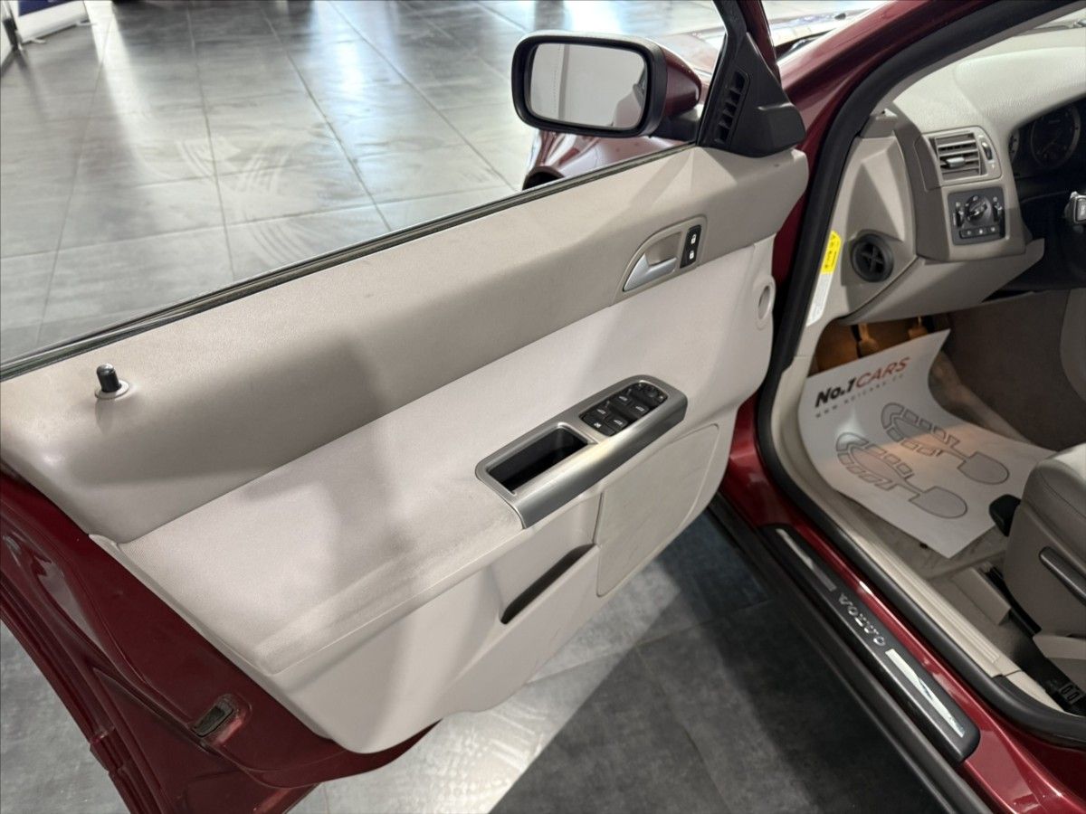 Volvo V50, 2,0   D 100KW KRÁSNÝ STAV TZ - fotka 6