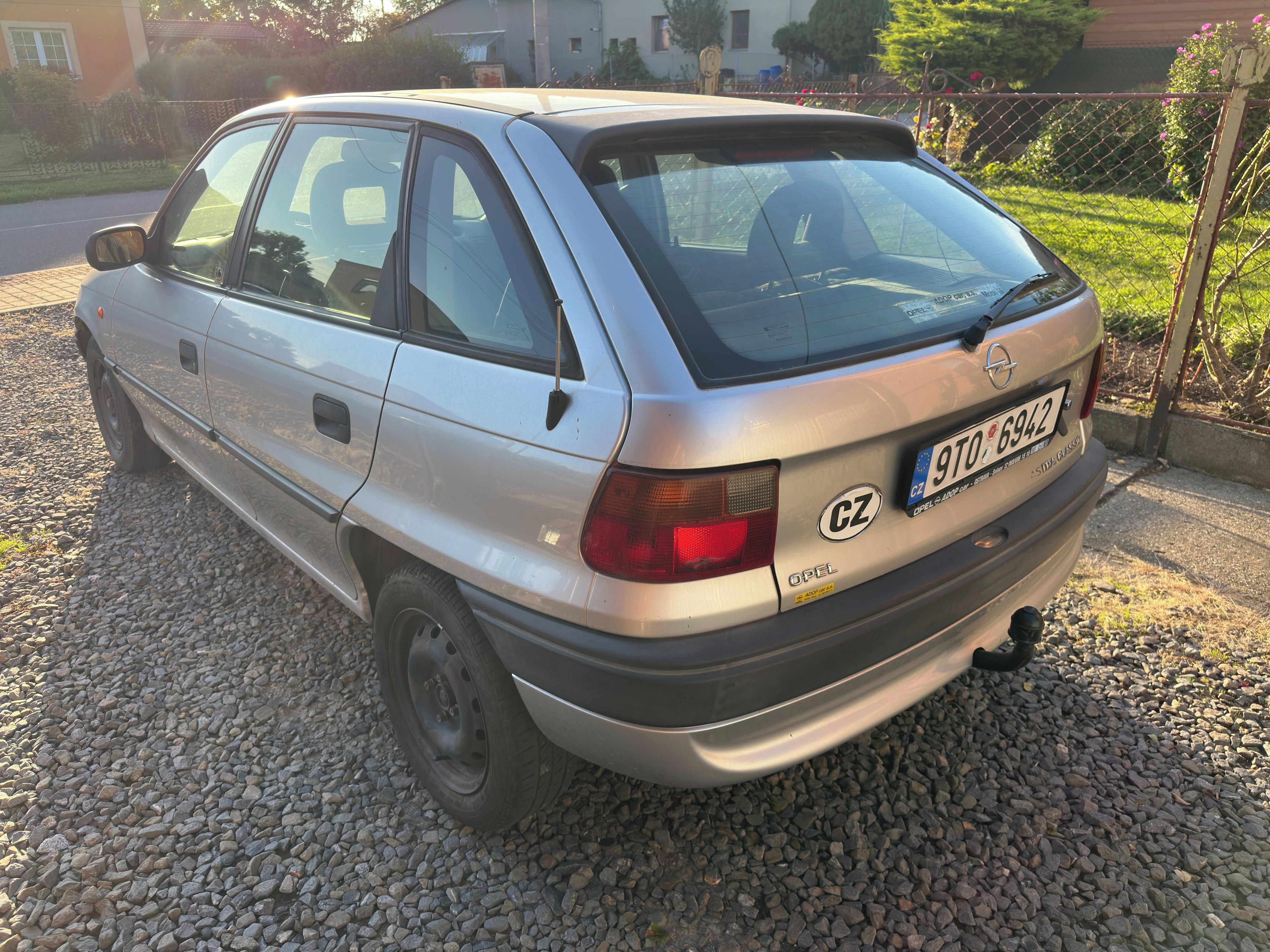Opel Astra, Na servis nebo díly - fotka 4