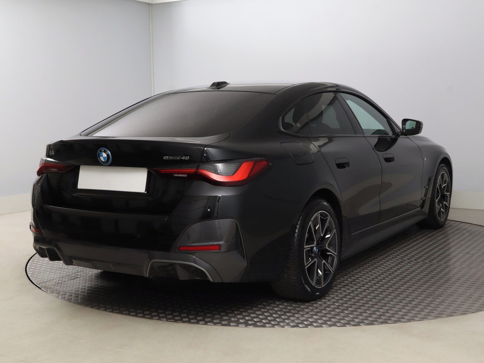 BMW i4, eDrive40, SoH 96% - fotka 5