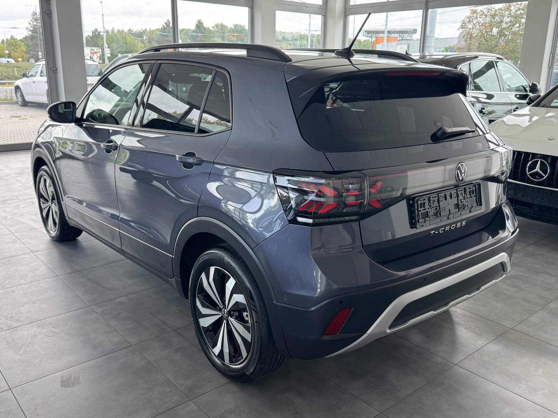 Volkswagen T-Cross, 1,0TSi DSG IQ.LIGHT TAŽNÉ NAVI - fotka 5
