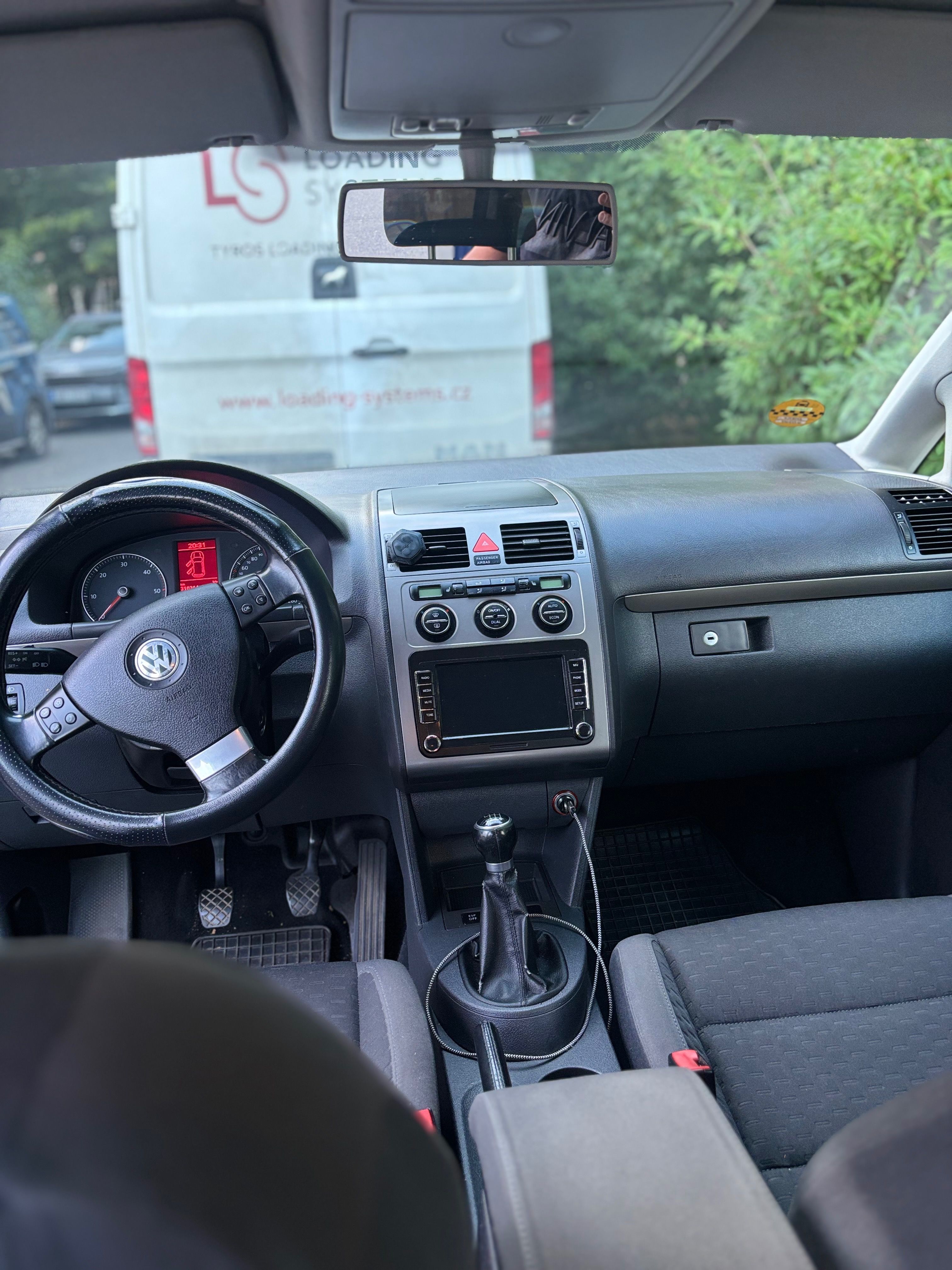 Volkswagen Touran - fotka 5