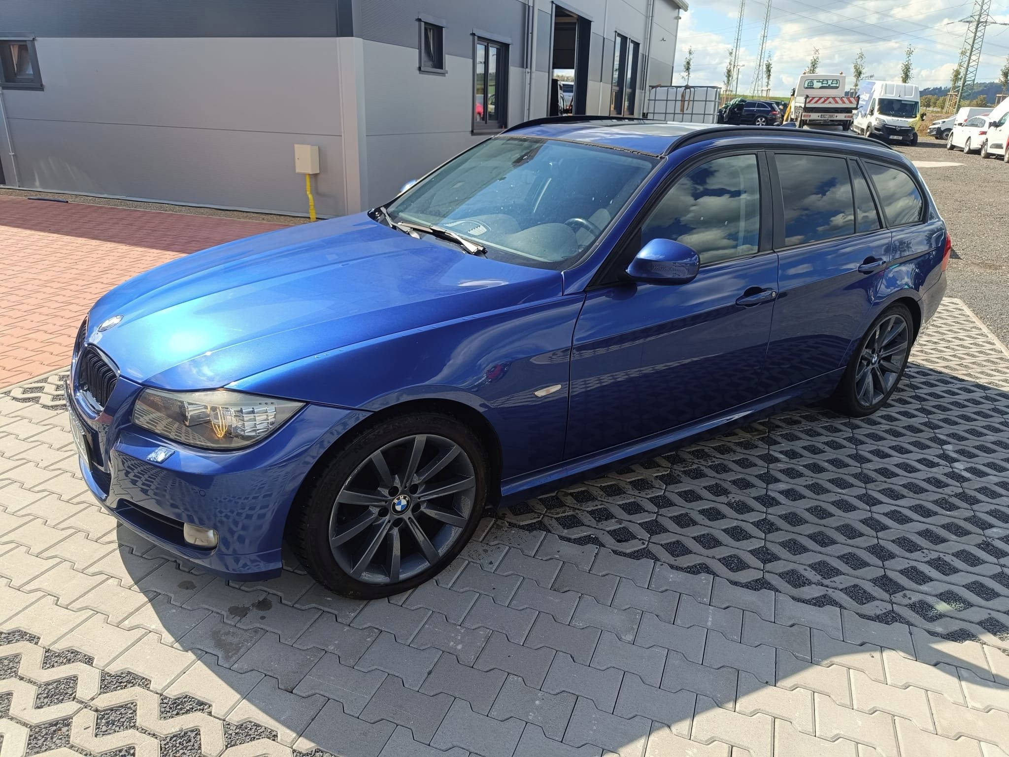 BMW Řada 3, 318i combi - fotka 3