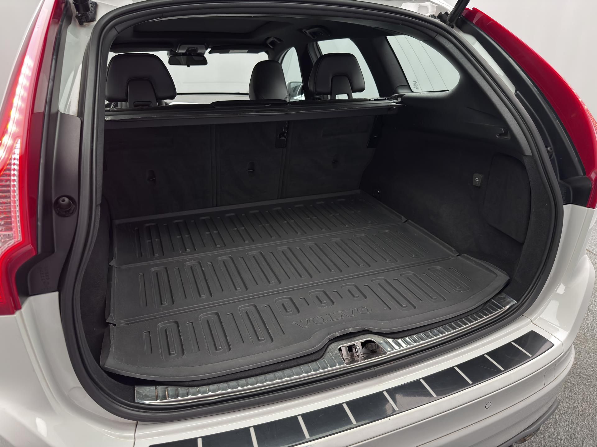 Volvo XC60, D4 R-DESIGN AUT - fotka 5