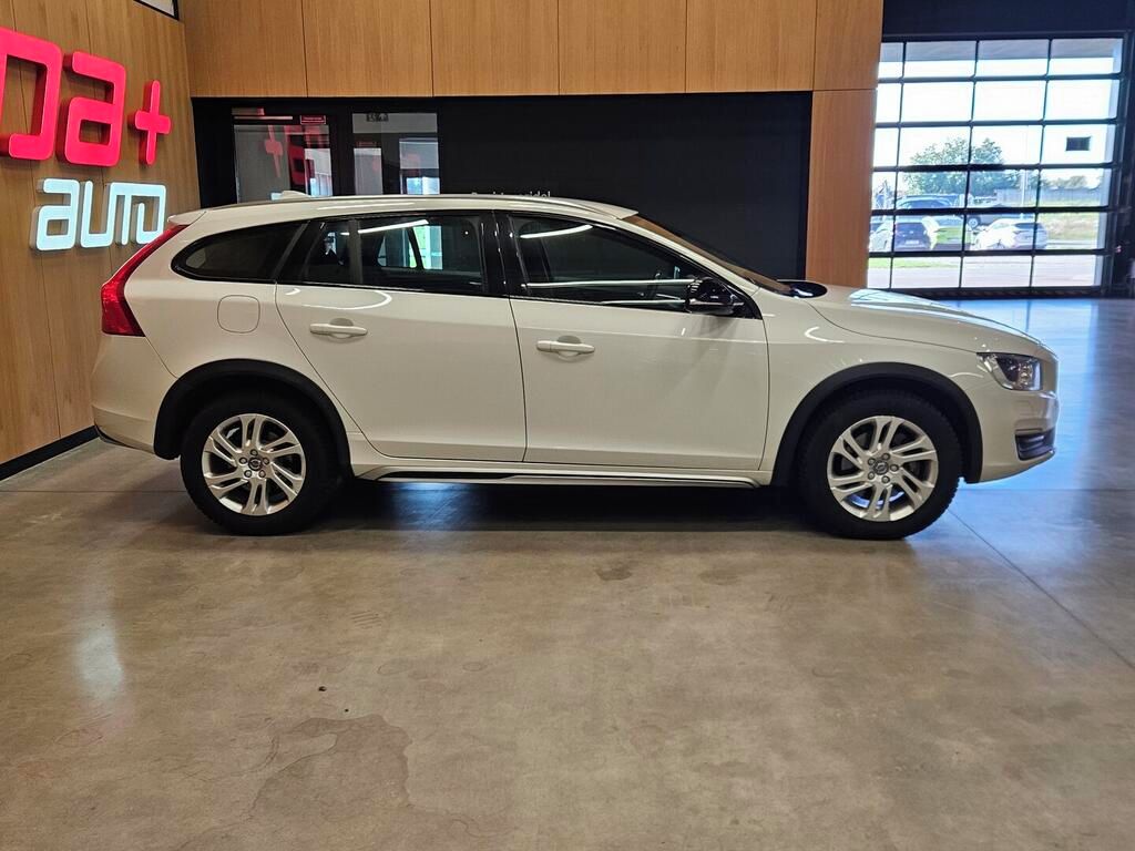 Volvo V60, Momentum 2.4 D4 140 kW - fotka 2