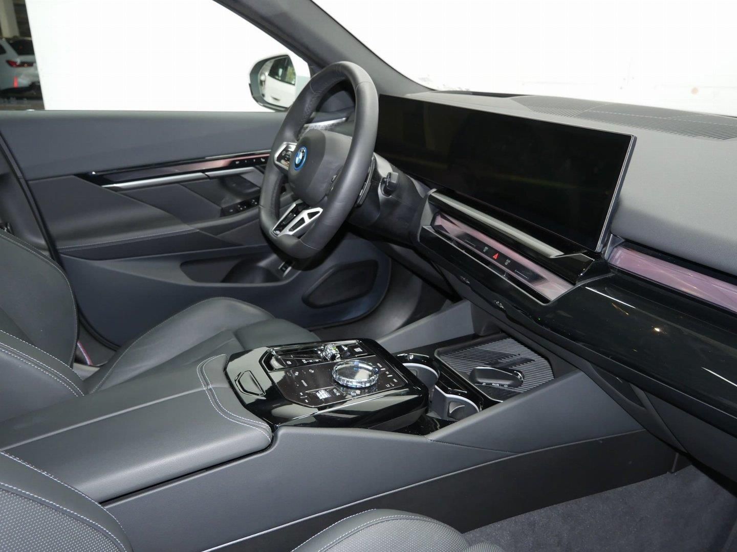 BMW Řada 5, 500e xDrive Touring M PRO - fotka 5