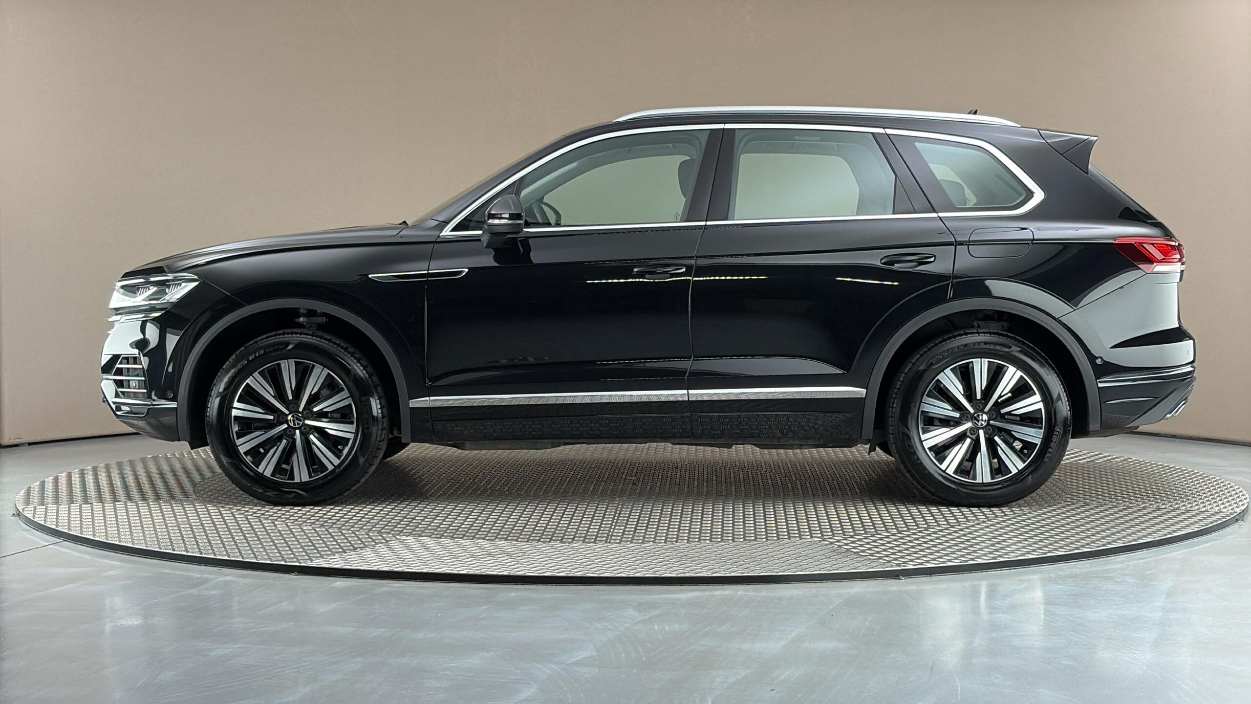 Volkswagen Touareg, 3.0 TSI PHEV Tiptronic Eleganc - fotka 4