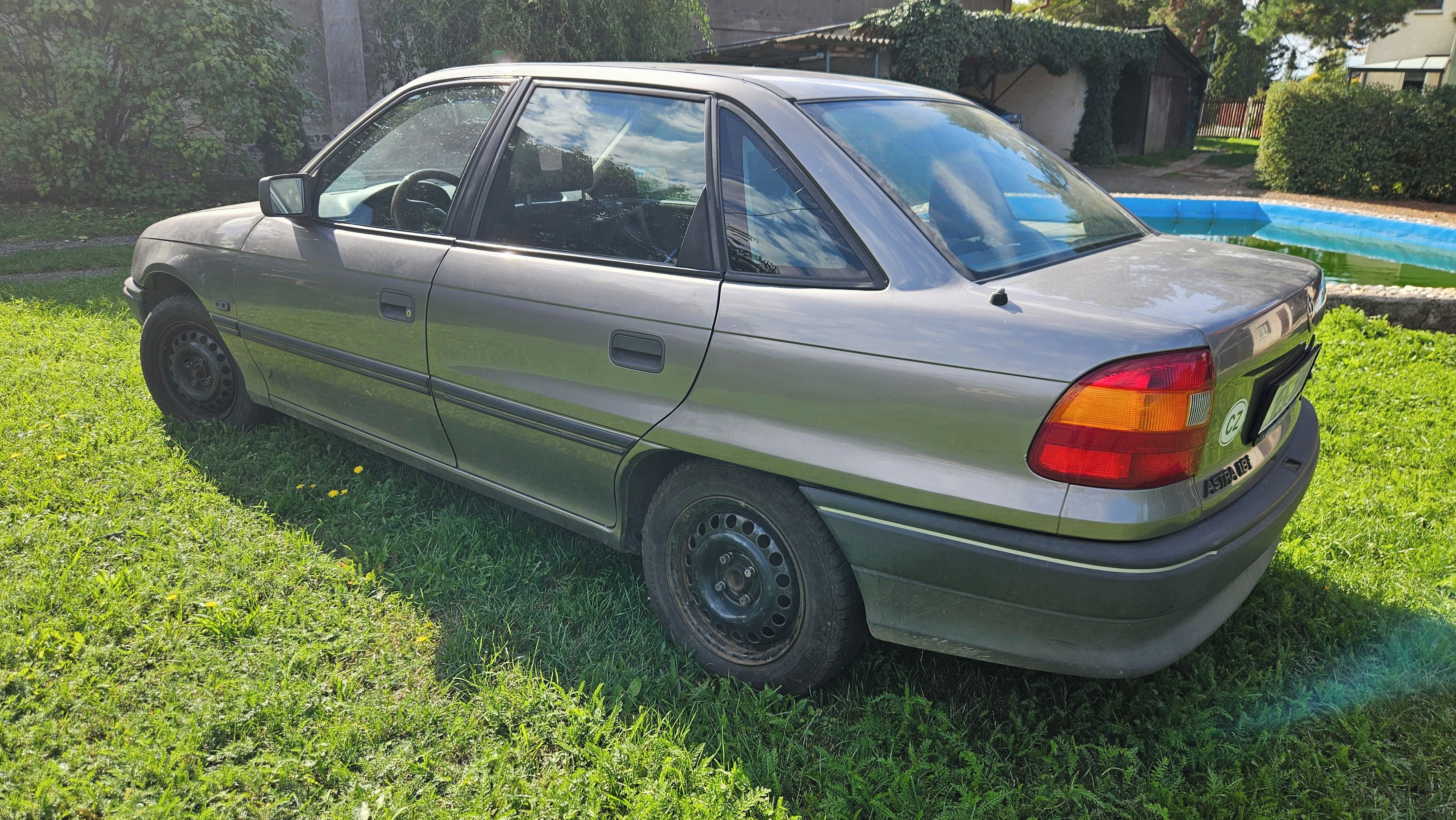 Opel Astra, Opel Astra 1.8i 66 kW, r. 1992 - fotka 4