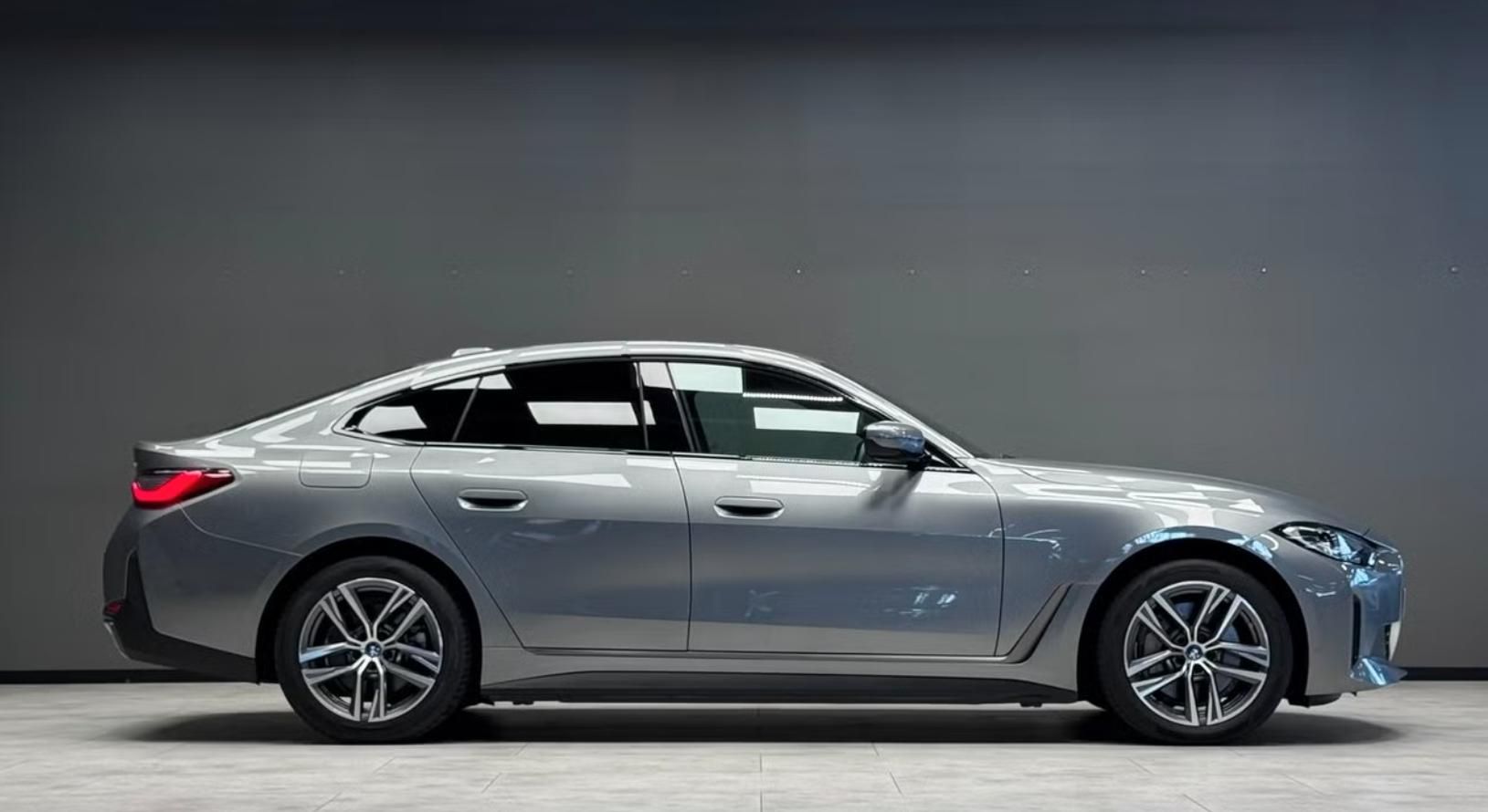 BMW i4, eDrive40 GC SoH 95% Bílý in. - fotka 4