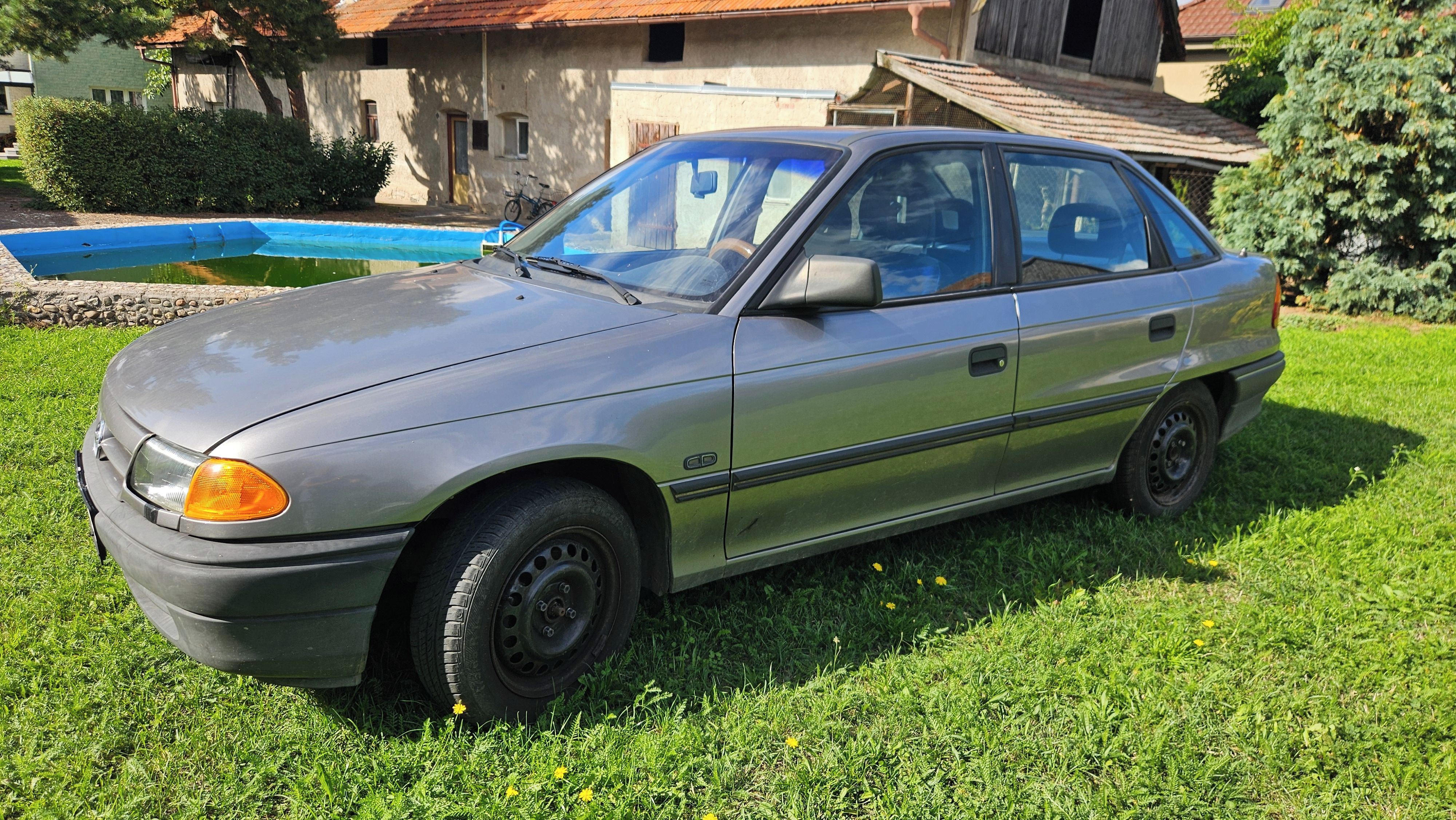 Opel Astra, Opel Astra 1.8i 66 kW, r. 1992 - fotka 3