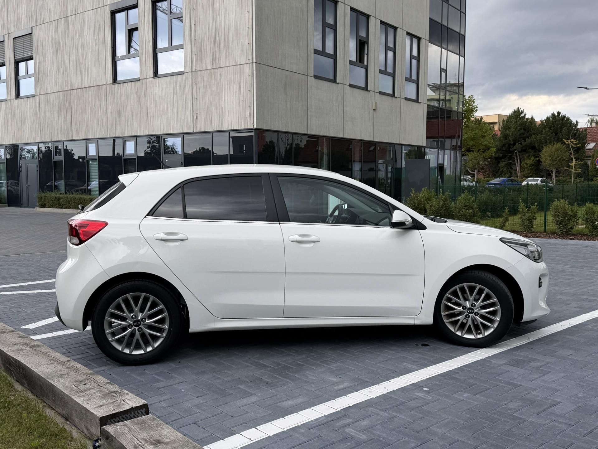 Kia Rio, 1.2i 62 kW/park. kamera - fotka 5