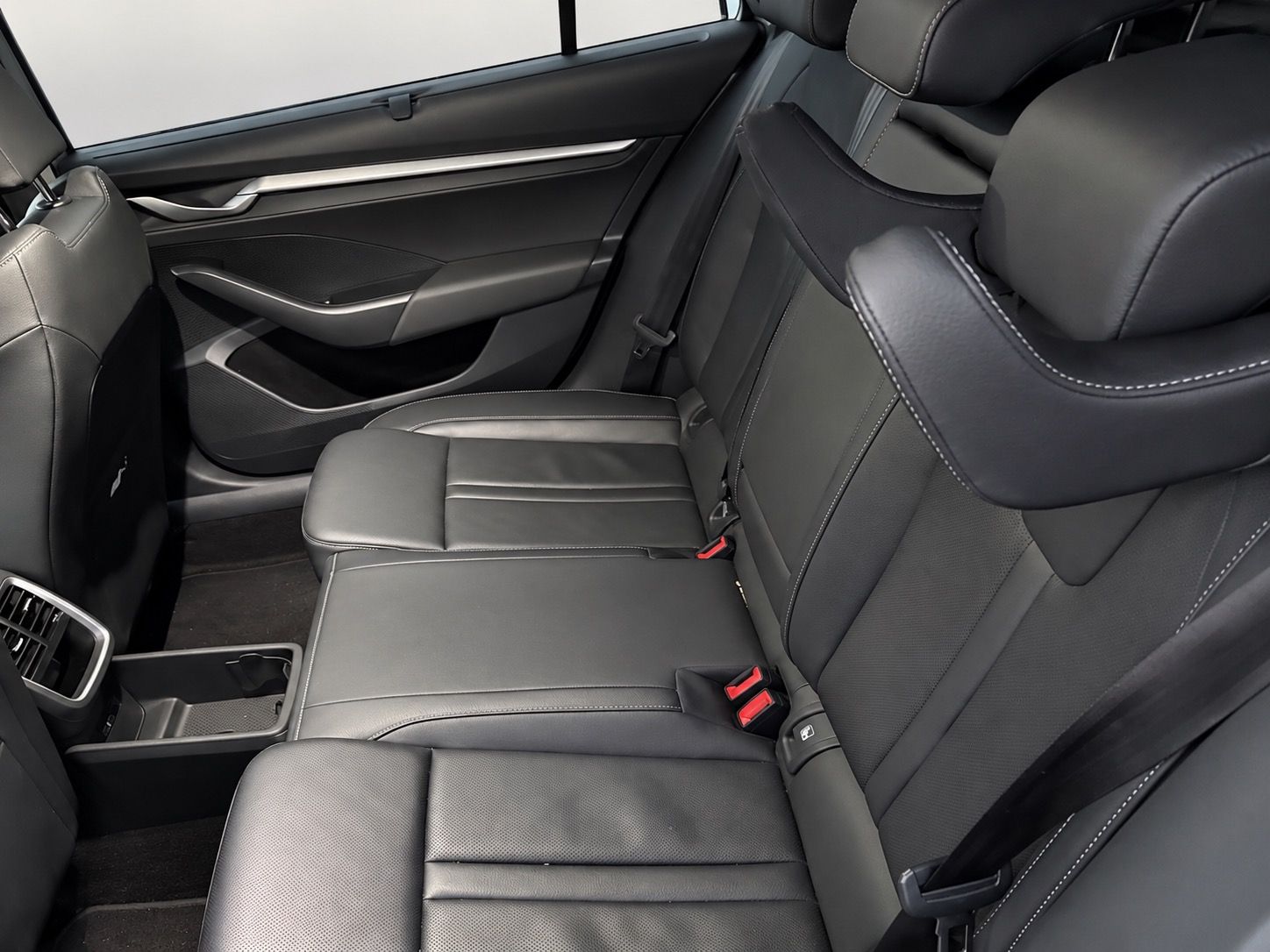 Škoda Octavia, 2.0 TDI DSG Exclusive Select - fotka 6