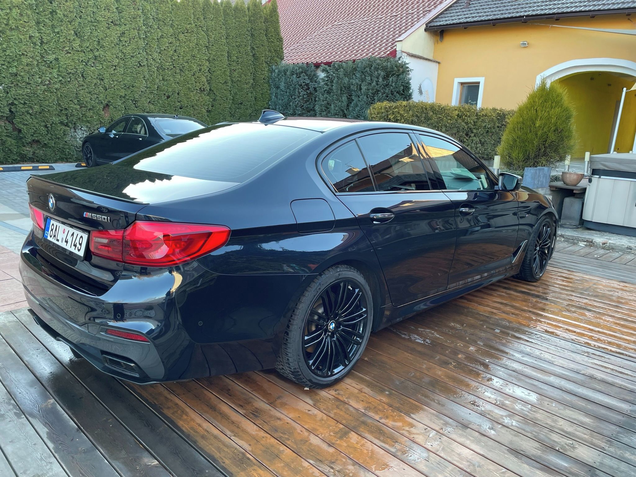 BMW Řada 5, M550i xDrive - fotka 3