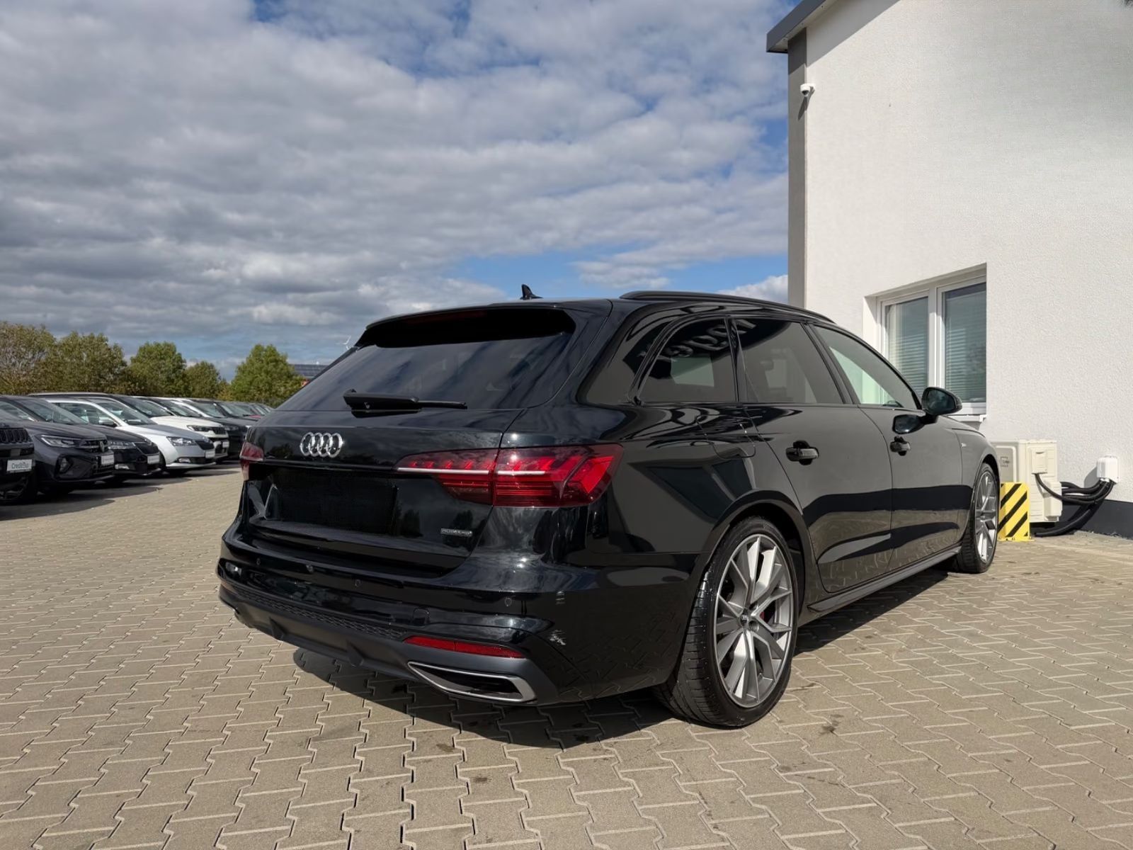 Audi A4, Avant 45 TFSI quattro S line - fotka 6
