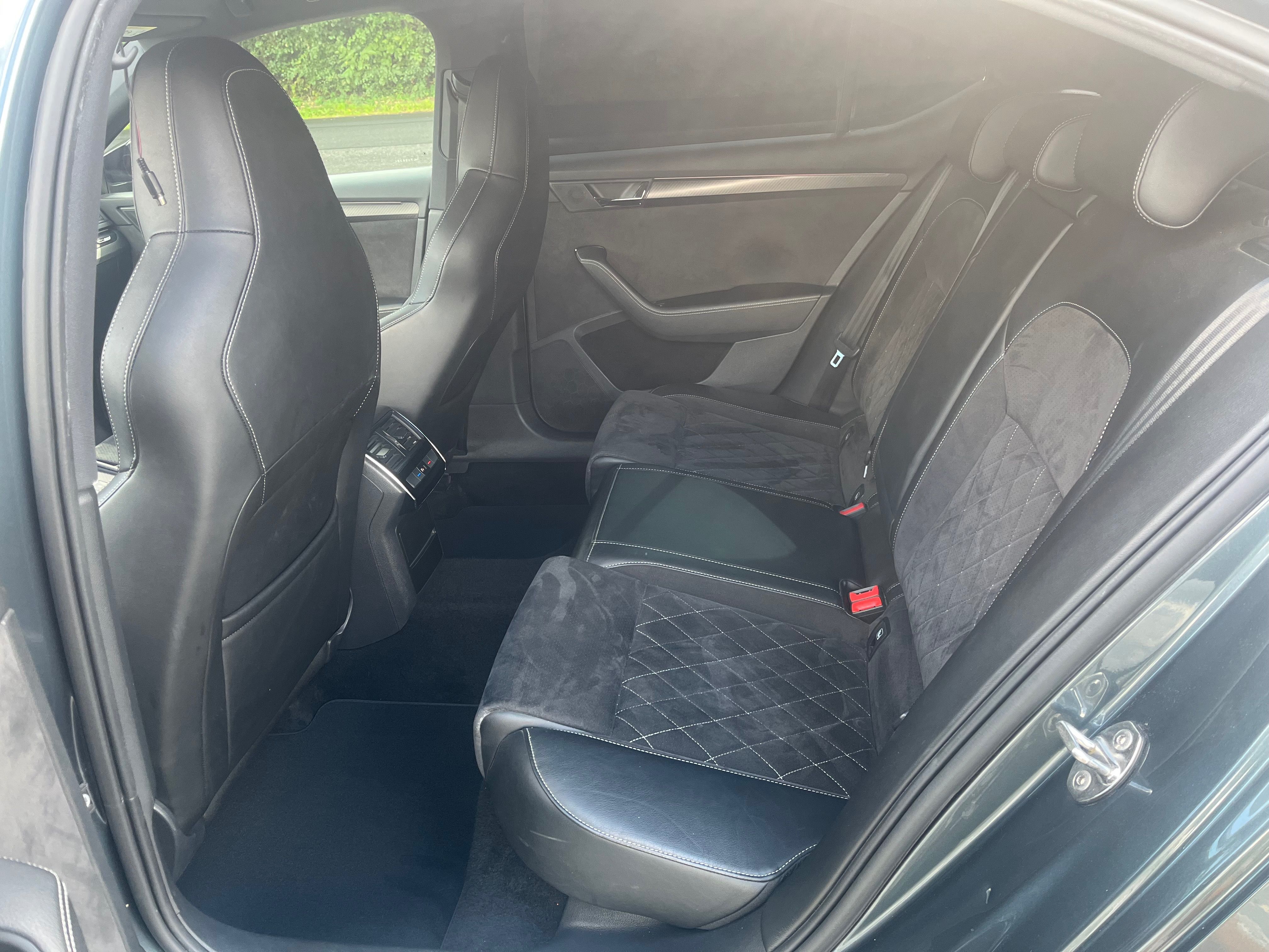 Škoda Superb, 2.0tdi 140kw DSG Sportline - fotka 6