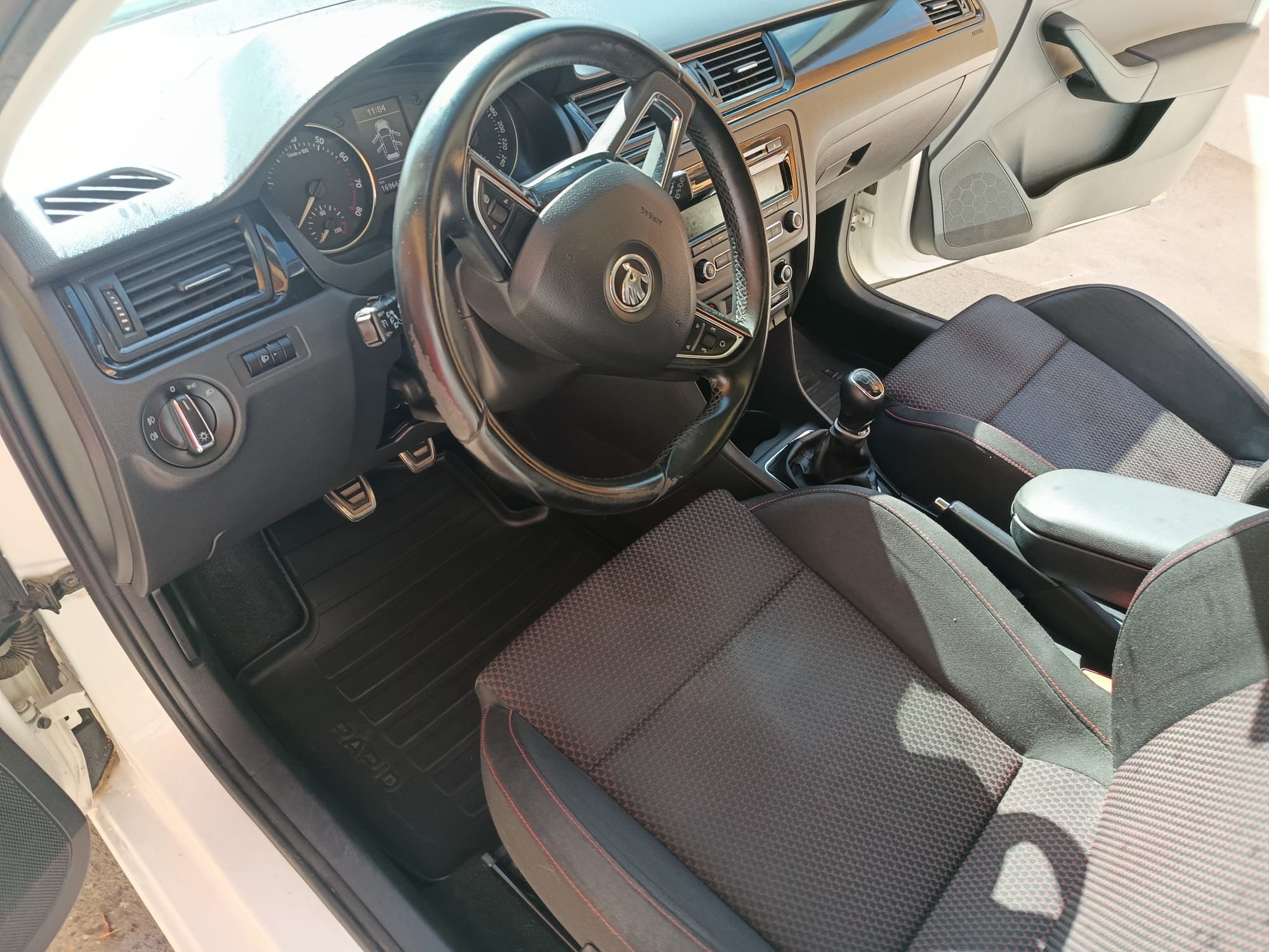 Škoda Rapid, 1.2. TSI Panoramatická střecha - fotka 6