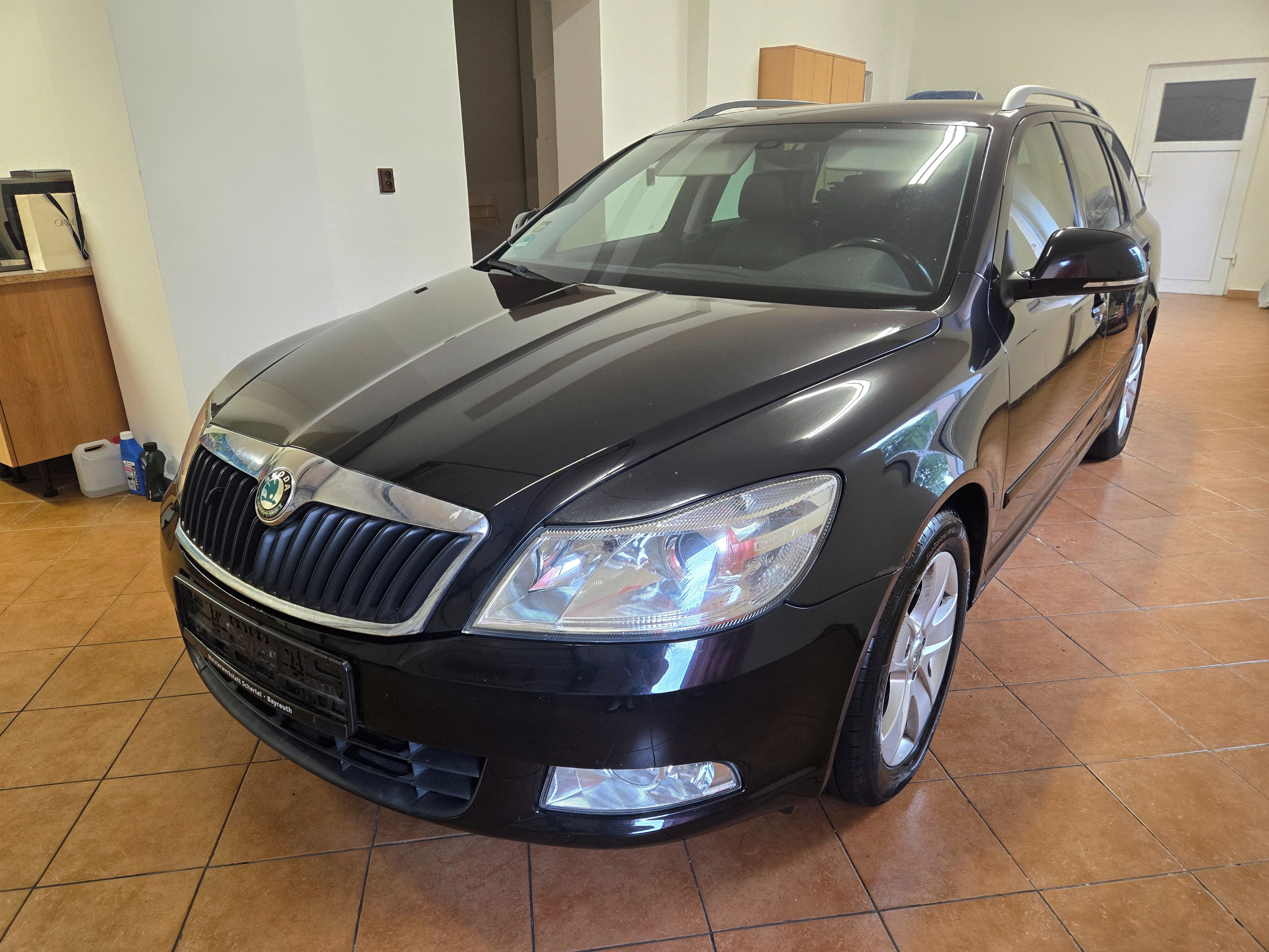 Škoda Octavia, 1,8TSí 118kW polokůže - fotka 2