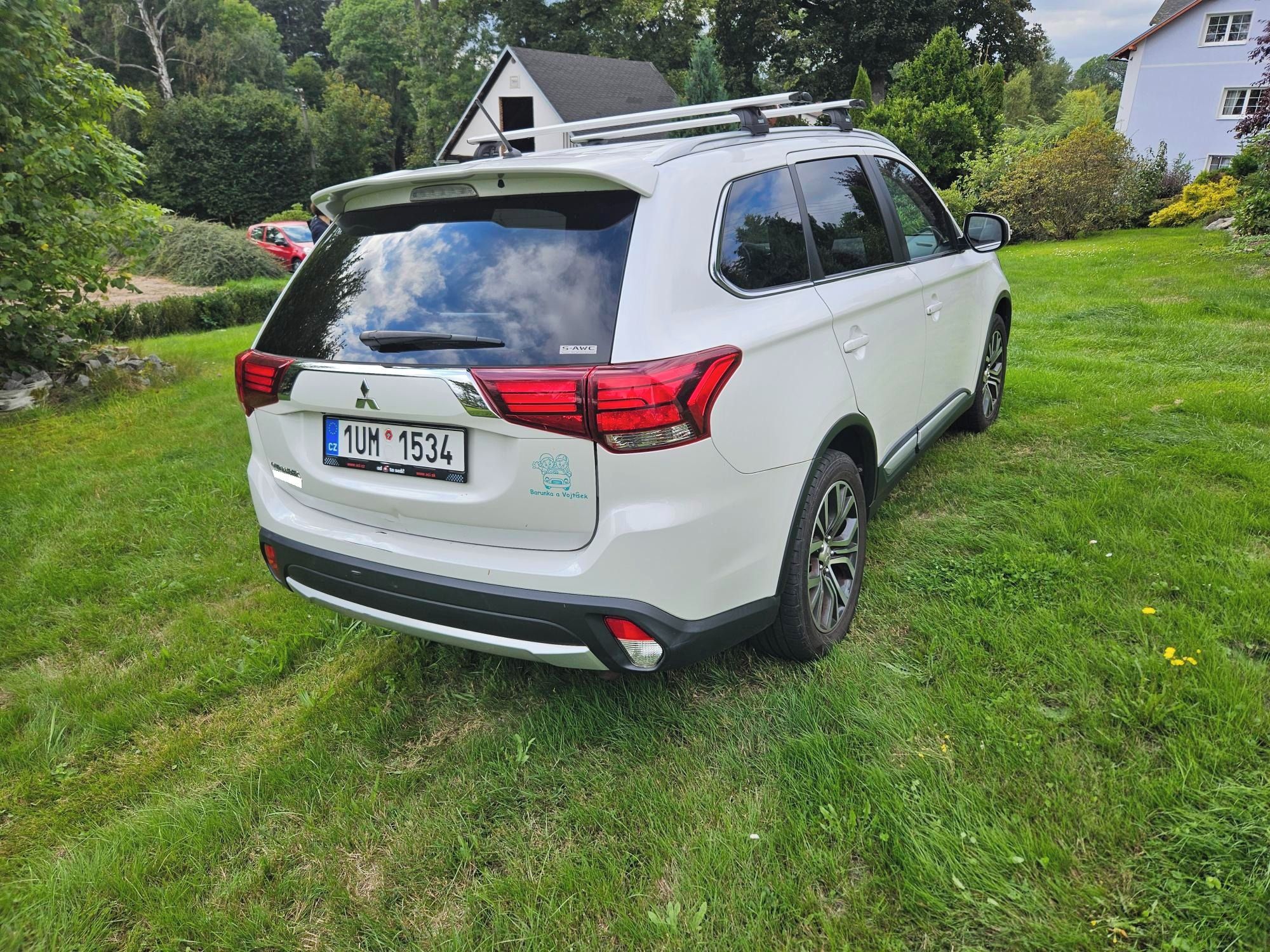 Mitsubishi Outlander, 2,2DI-D,4WD, Automat, 7 míst - fotka 3