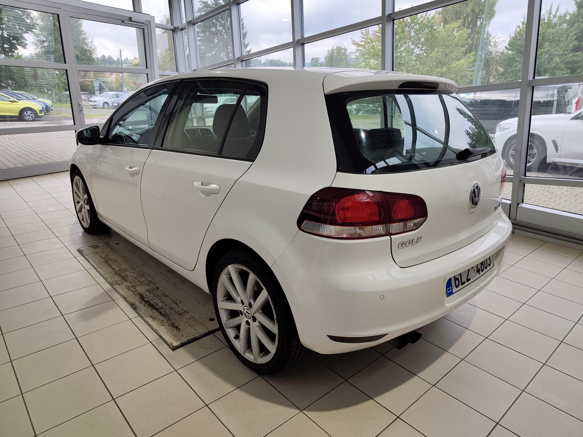 Volkswagen Golf, 2.0TDi 103kW Highline ČR - fotka 2