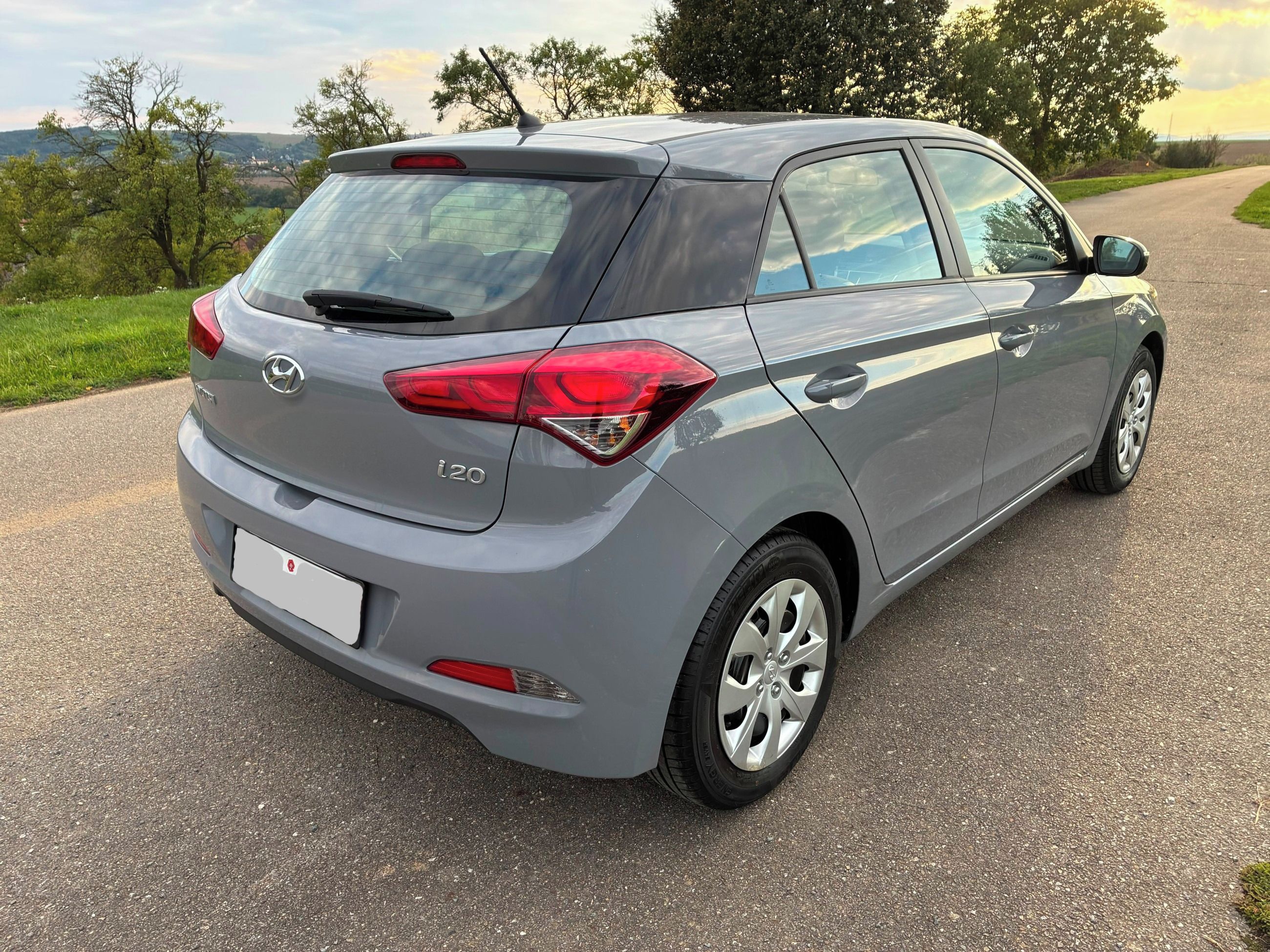 Hyundai i20, nájezd pouze 10.000 km - fotka 3
