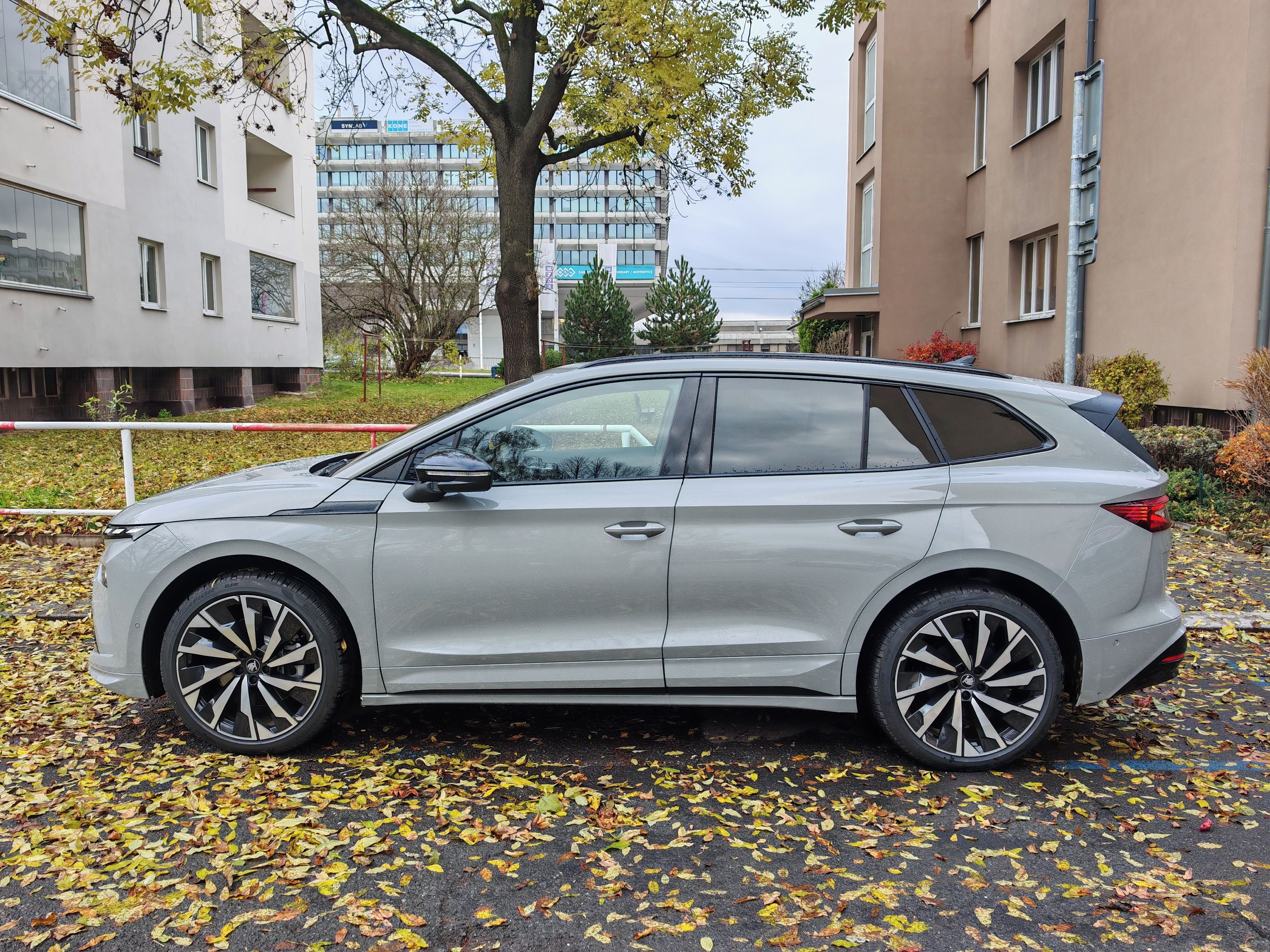 Škoda Enyaq, Sportline, max paket, 21" kola - fotka 4