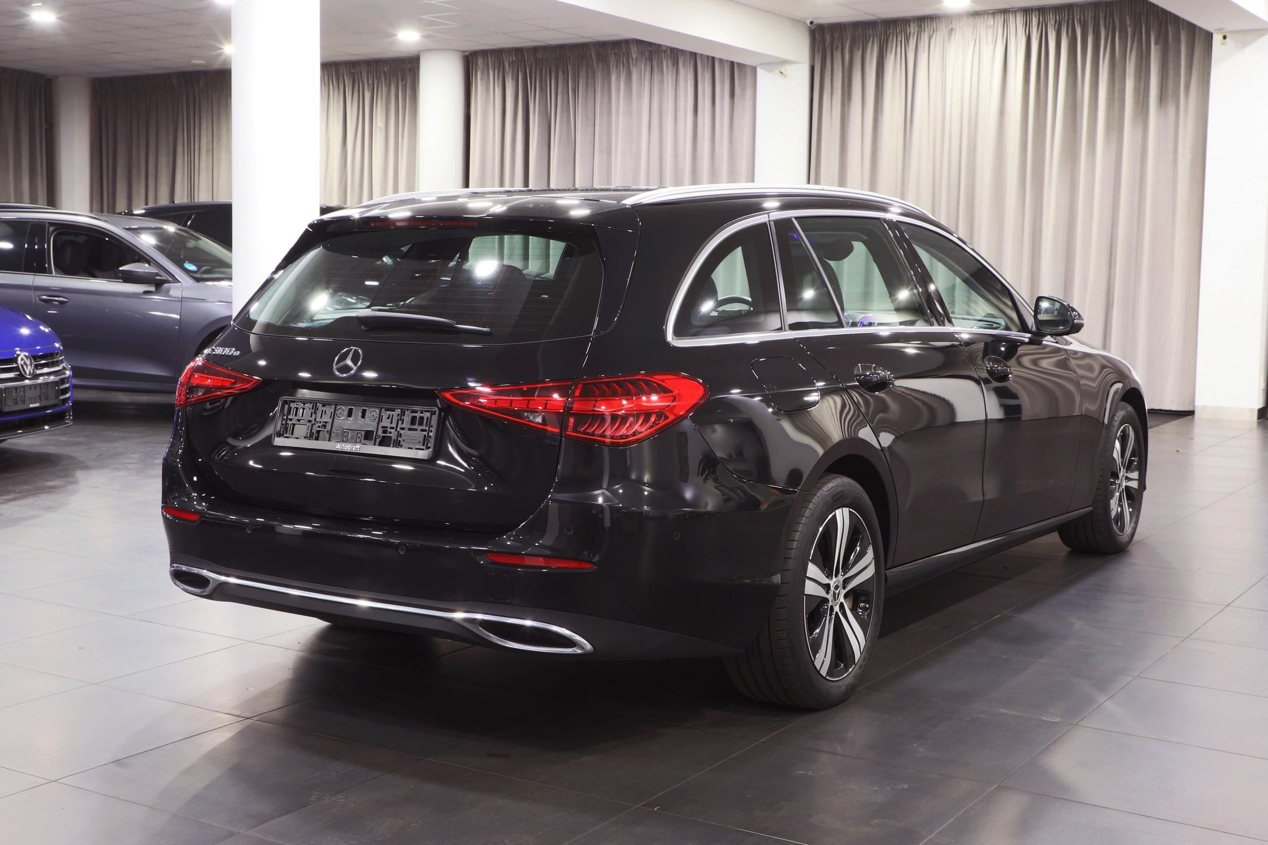 Mercedes-Benz Třídy C, C300E Avantgarde, servisováno - fotka 3