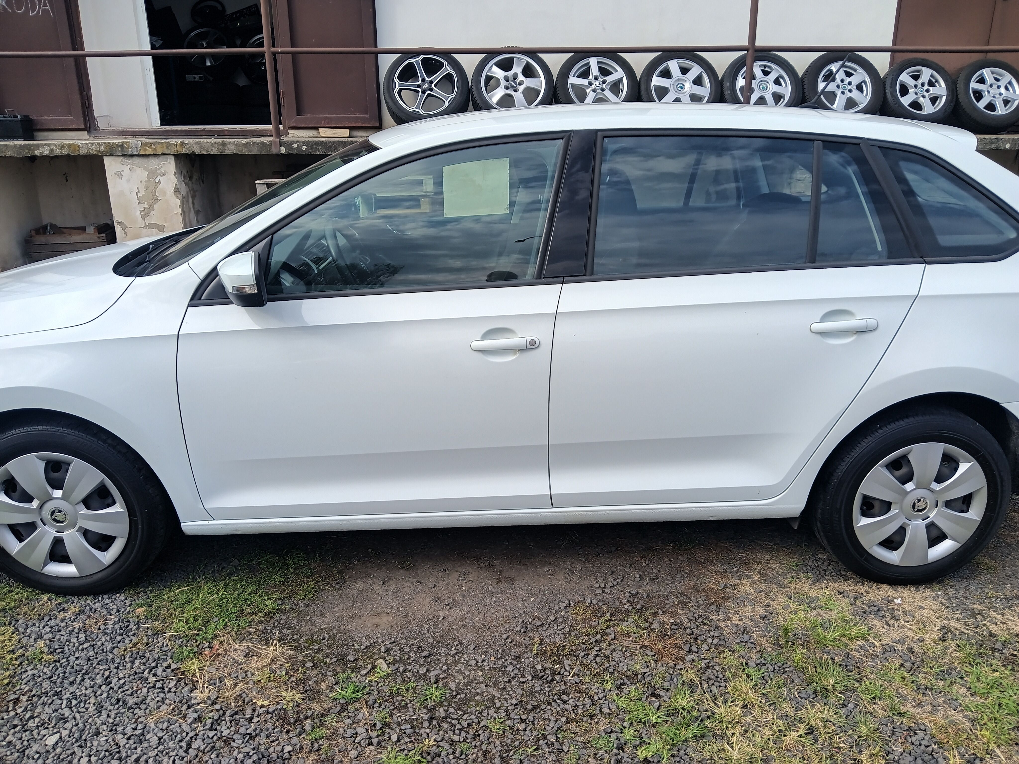 Škoda Rapid, 1.2 TSI Spaceback Ambiton 81KW - fotka 2