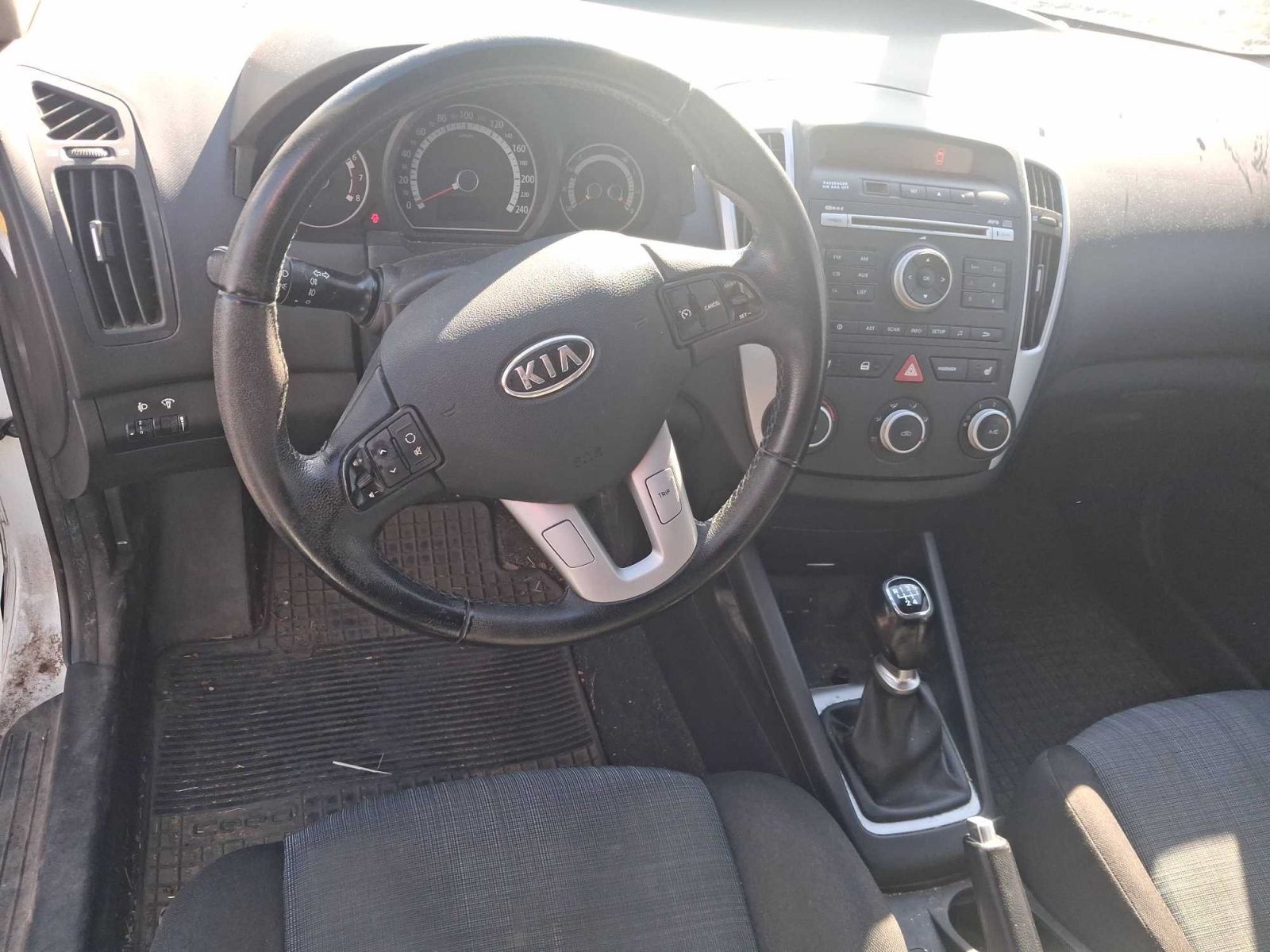Kia Cee´d, 1.4 CVVT, Klima, zamluveno - fotka 3