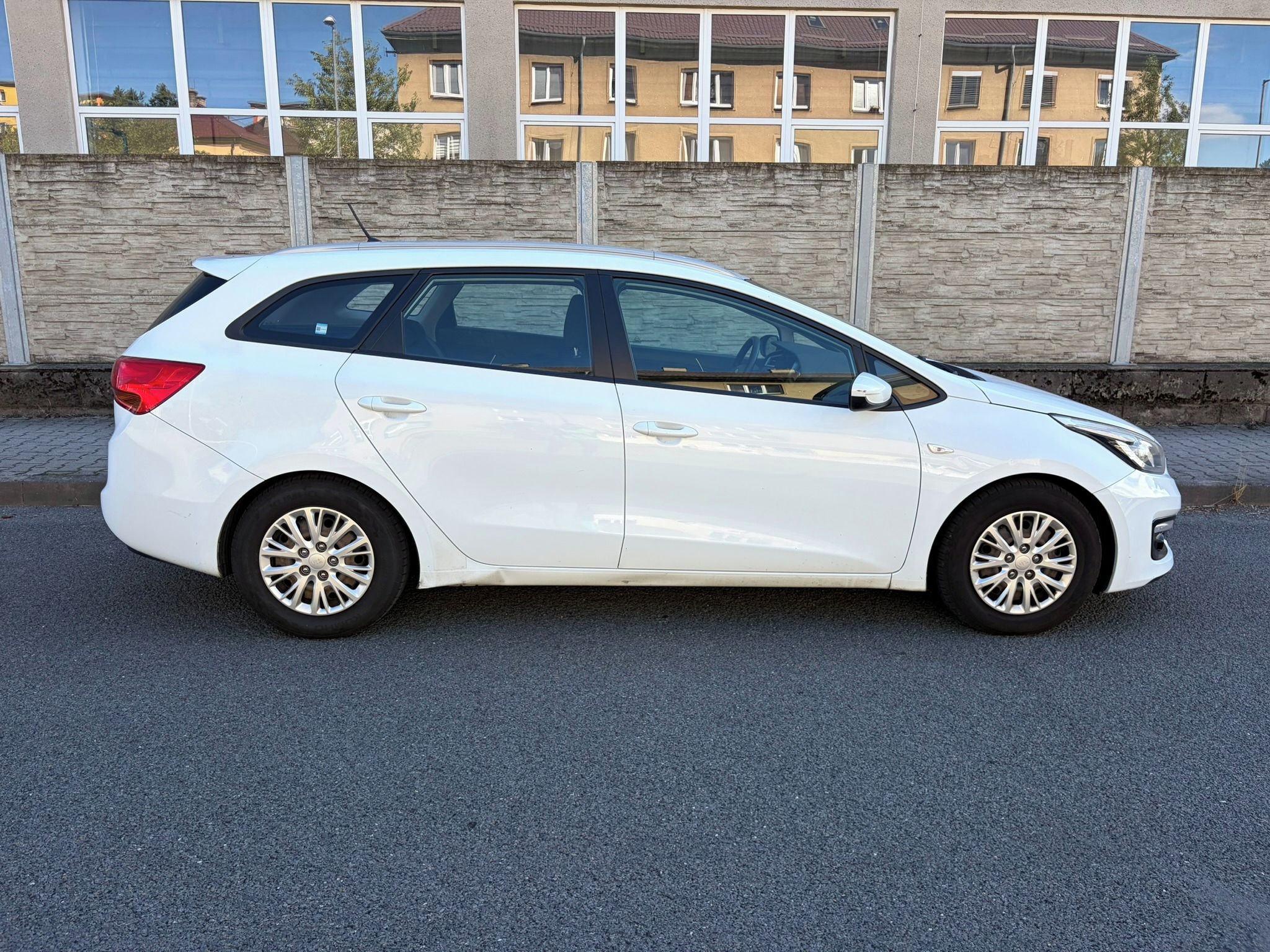 Kia Cee´d, 1.4 CRDi kombi - fotka 3