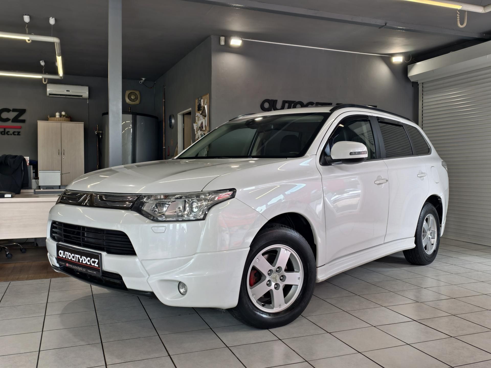 Mitsubishi Outlander, 2.2 DI-D 4x4, 7MÍST, INSTYLE - fotka 3