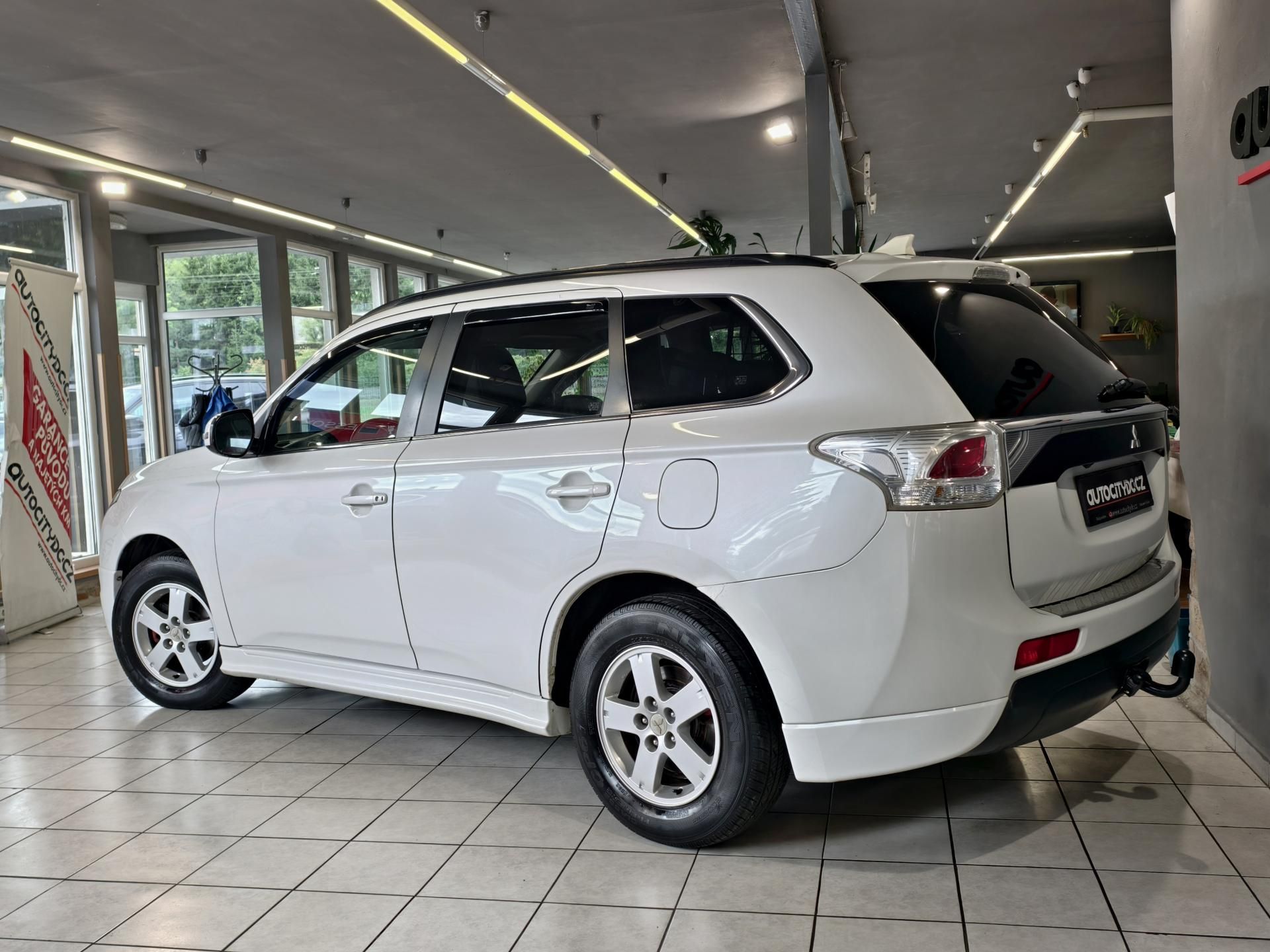Mitsubishi Outlander, 2.2 DI-D 4x4, 7MÍST, INSTYLE - fotka 5