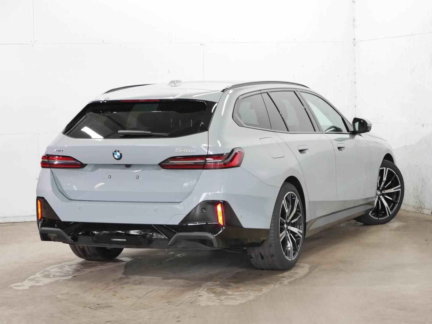 BMW Řada 5, 540d xDrive Touring M PRO - fotka 4