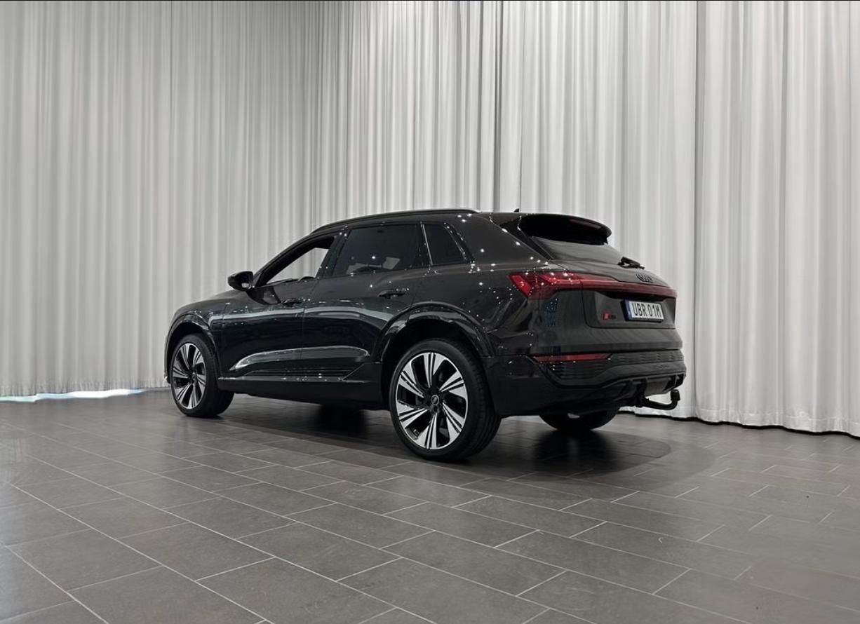 Audi Q8 e-tron, 55 Q 360k Pano Tažné 4 zóny - fotka 3