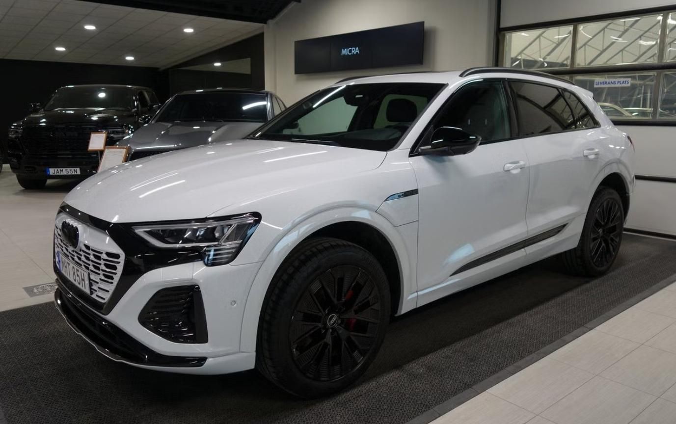Audi Q8 e-tron, 55 Q 360k Pano Tažné 4 zóny