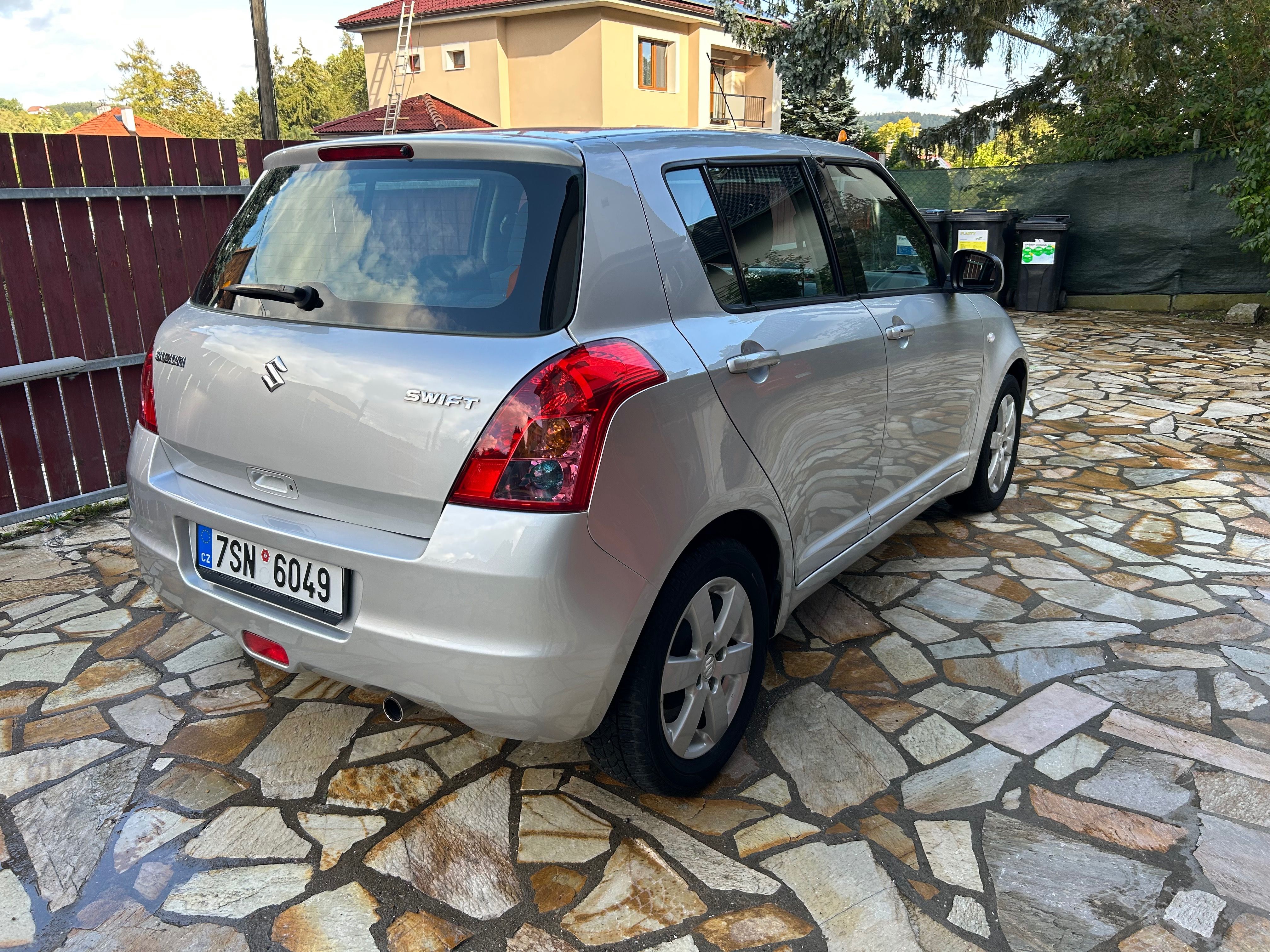 Suzuki Swift, 1.5 75KW AUTOMAT 83000KM !!! - fotka 4