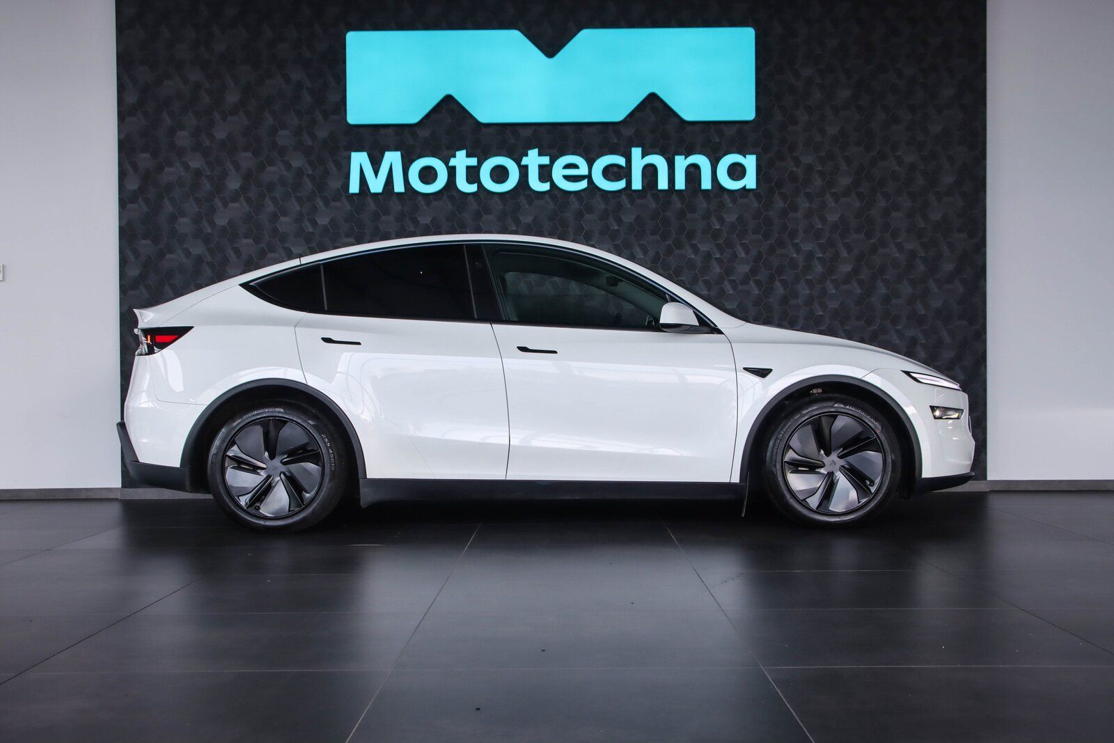Tesla Model Y, Long Range AWD 79kWh, SoH 93% - fotka 6