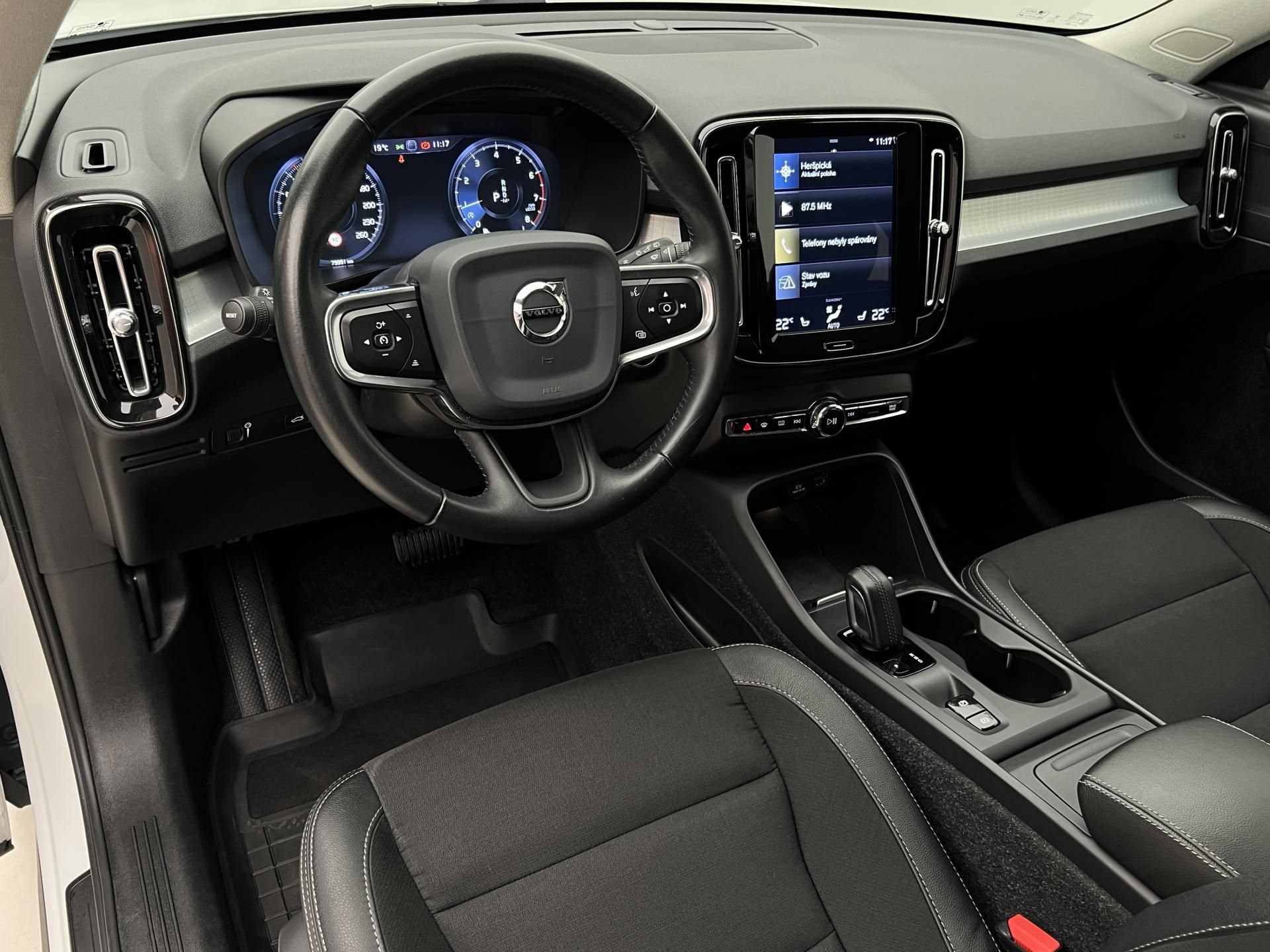 Volvo XC40, T3 MOMENTUM AUT 1. maj. - fotka 4