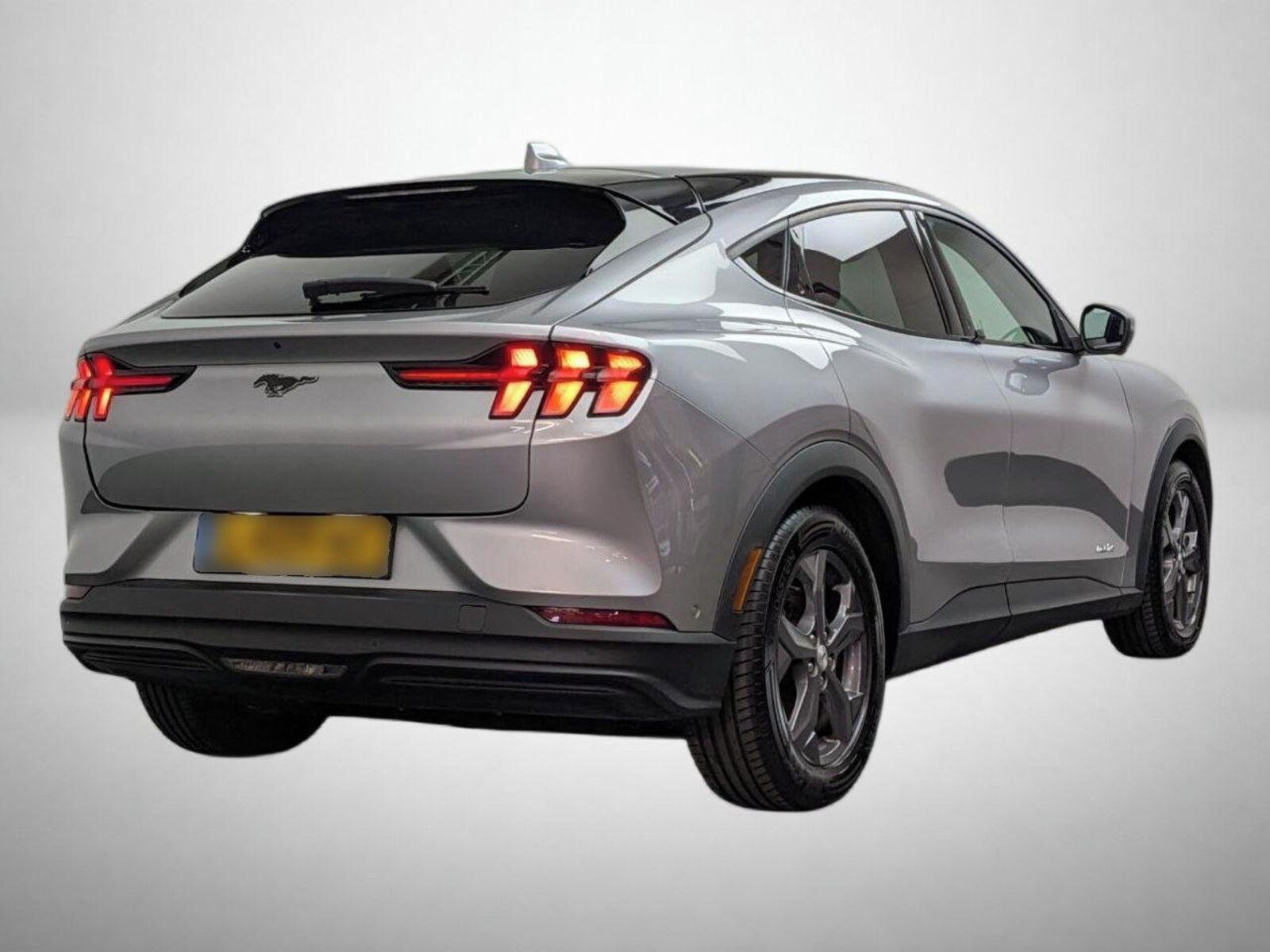 Ford Mustang Mach-E, Standard Range AWD, SoH 95% - fotka 2