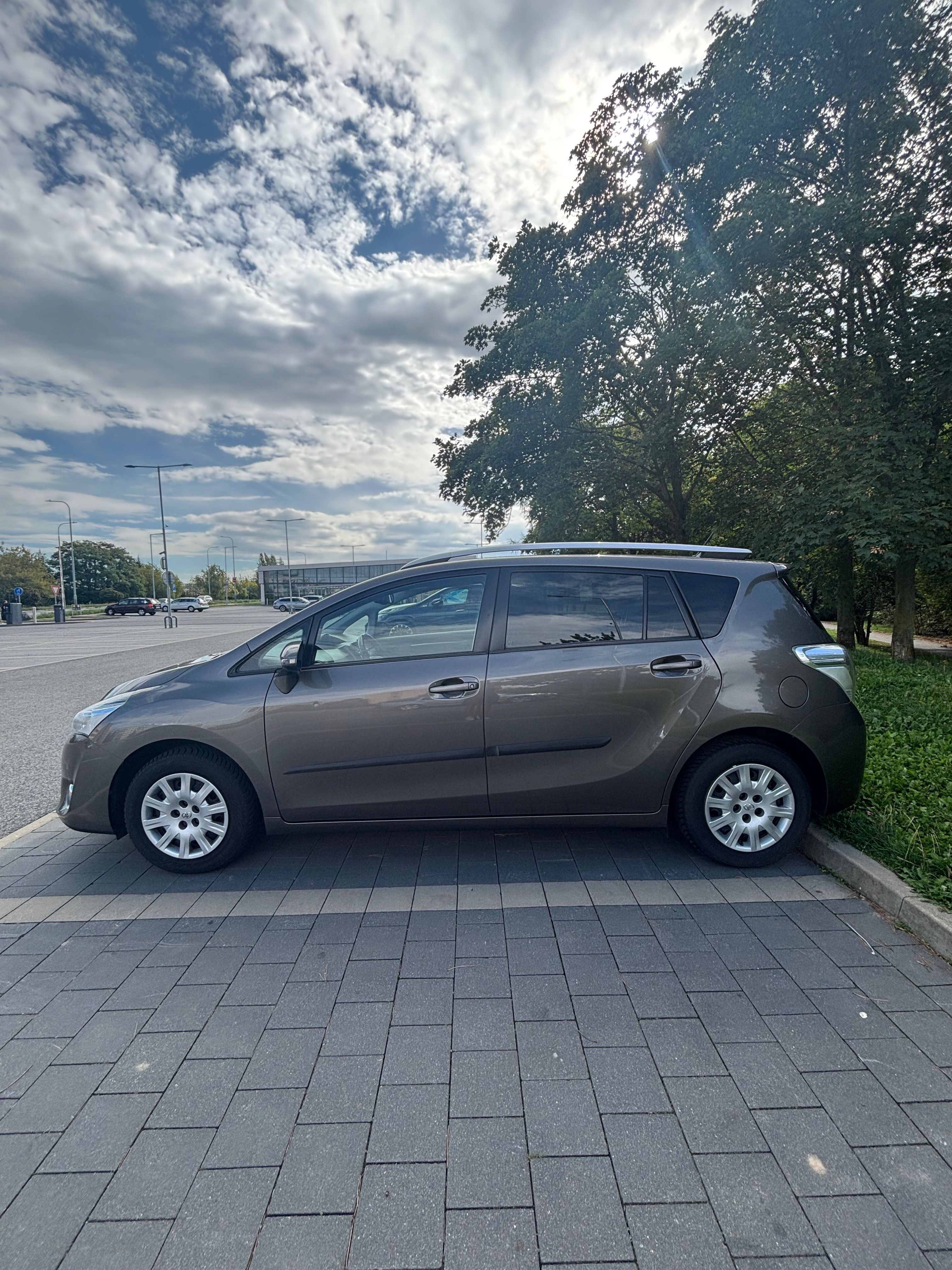 Toyota Verso, 1.8- 75 xxx km, 1. majitel ČR - fotka 4
