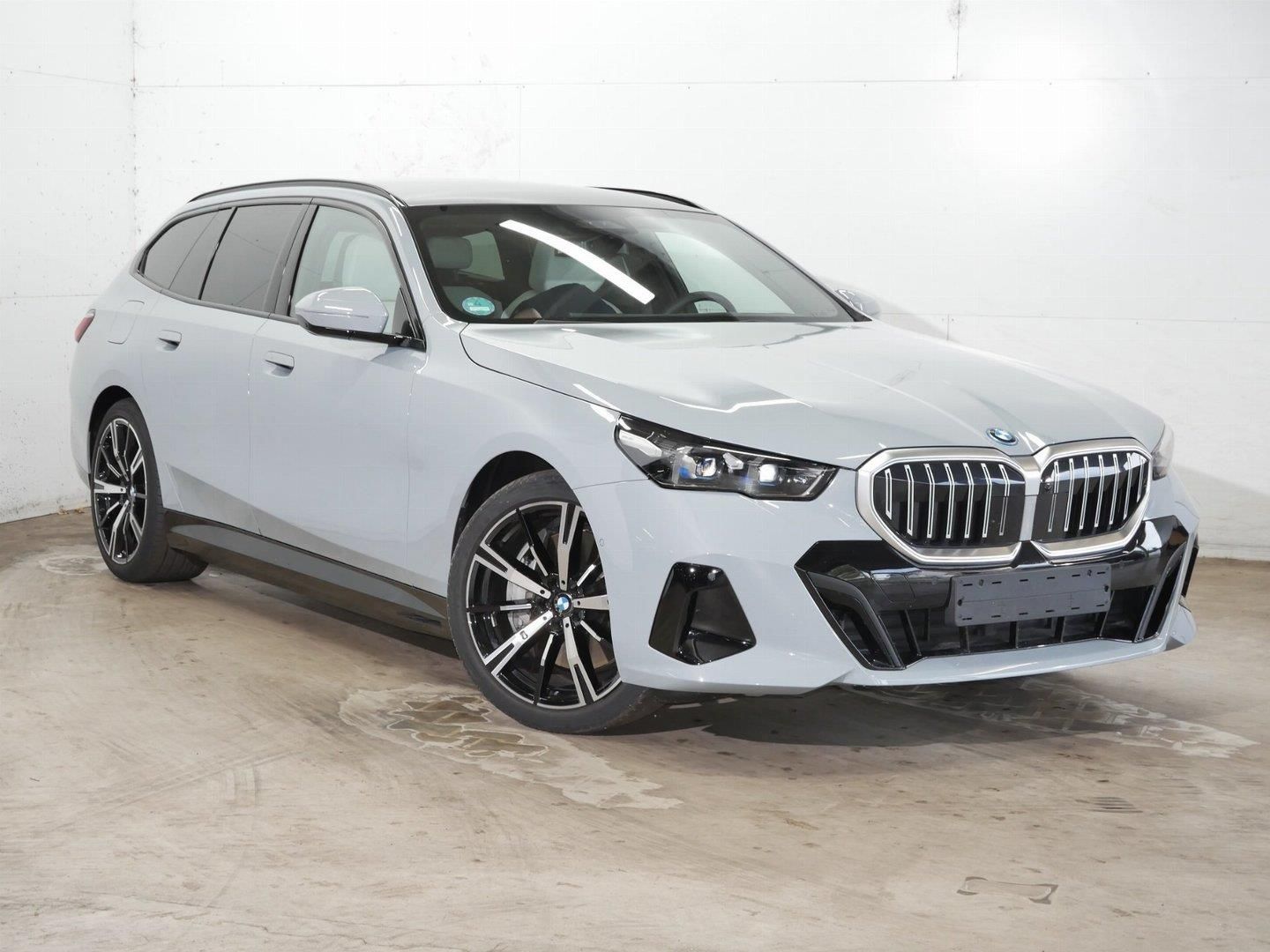 BMW Řada 5, 550e xDrive Touring Tažné - fotka 2