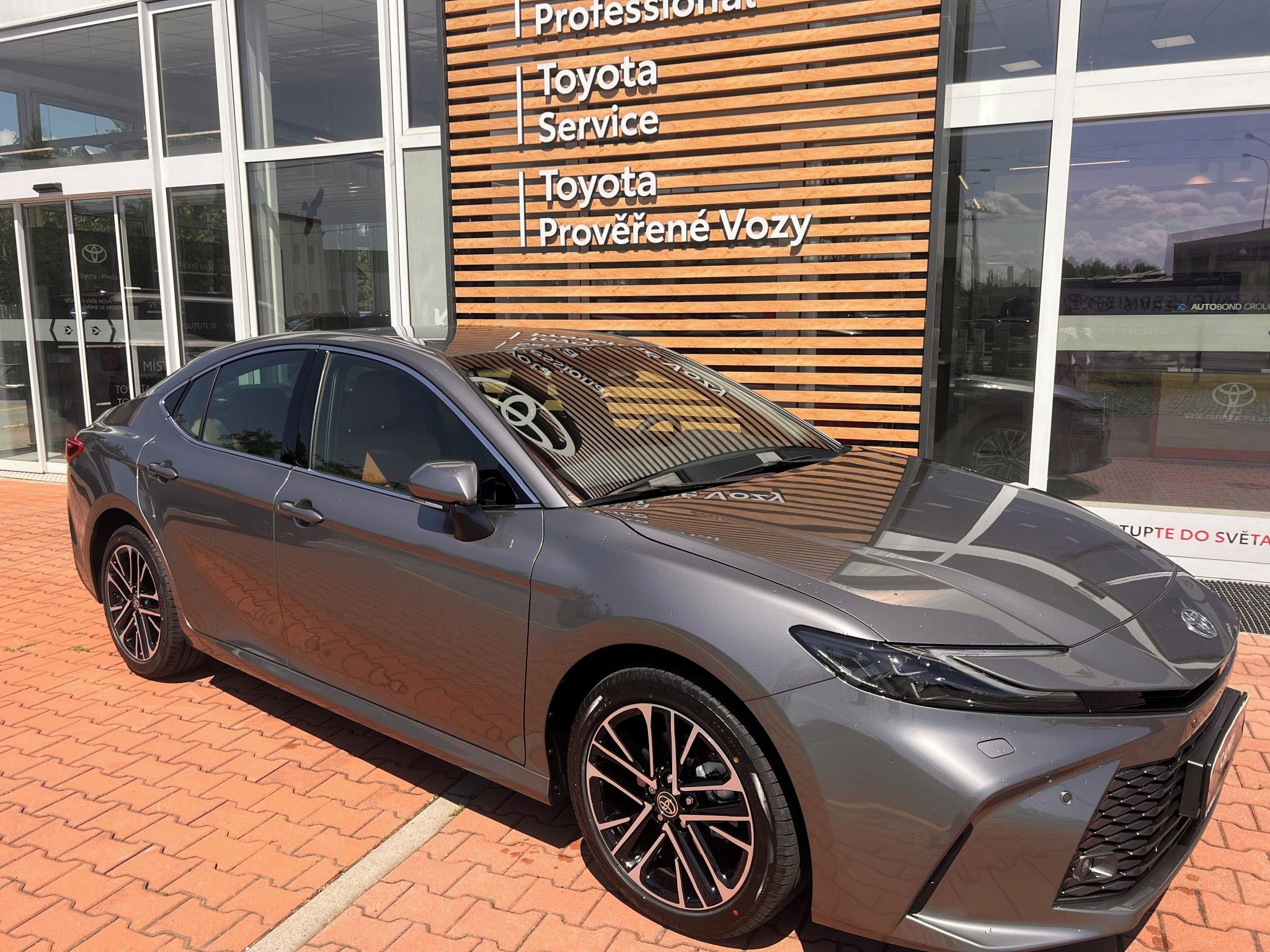 Toyota Camry, TOYOTA CAMRY 2,5l HEV - fotka 3