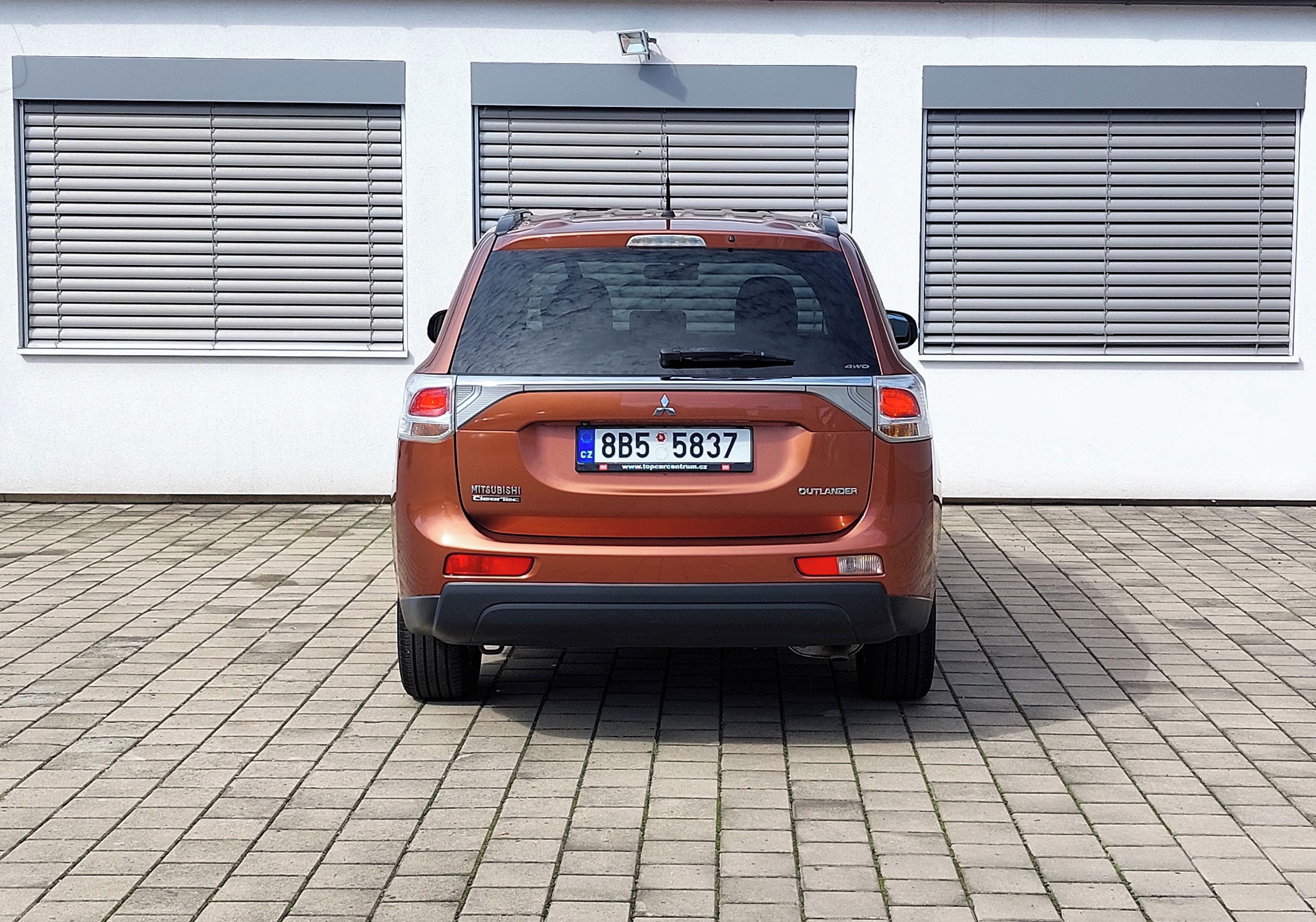 Mitsubishi Outlander, 2.2, 110 kW, 4×4, 7-místné - fotka 6