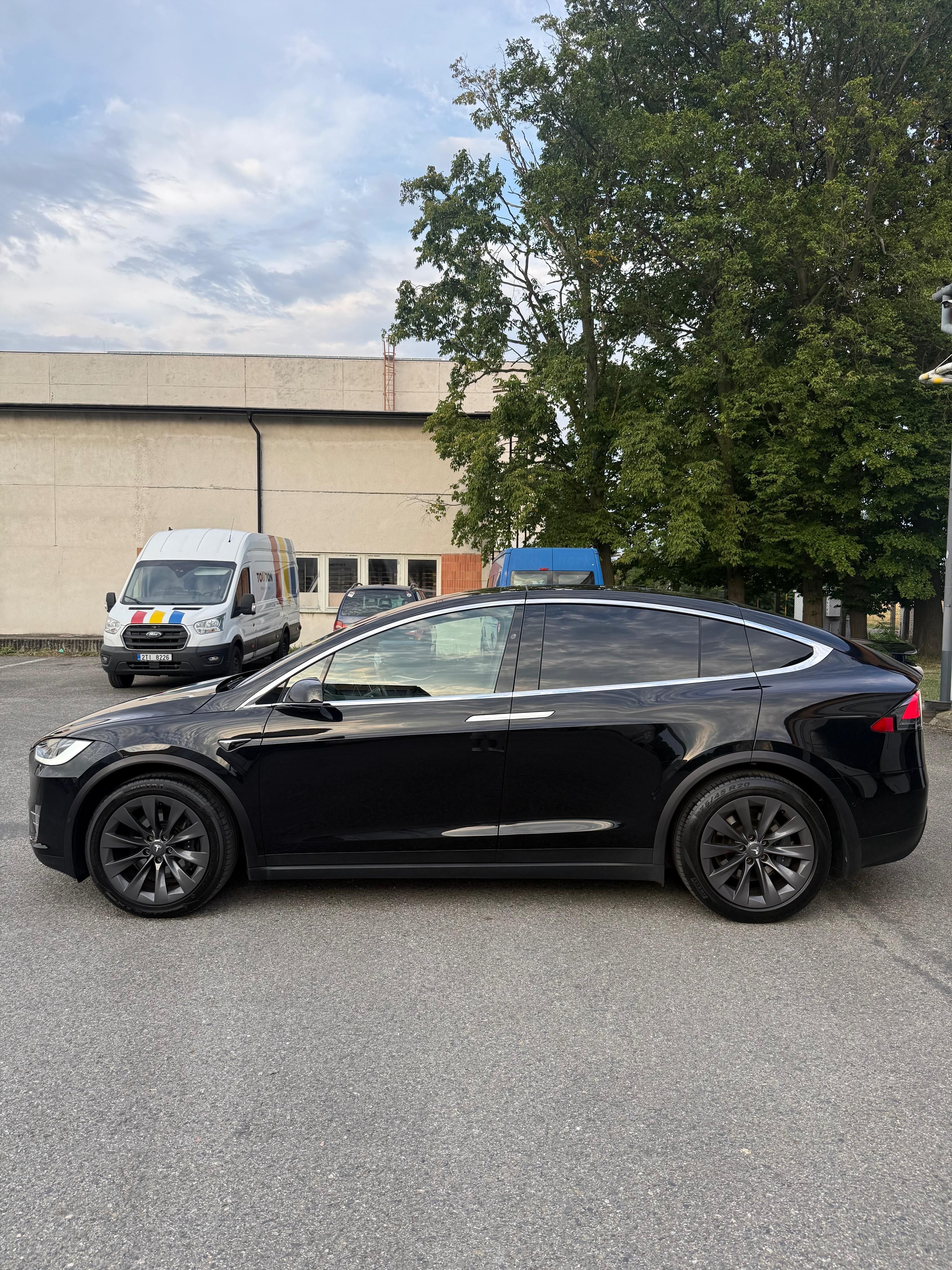 Tesla Model X, 75D - fotka 3