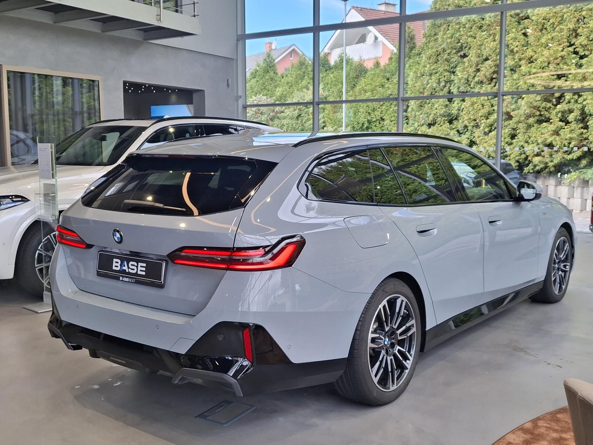 BMW Řada 5, 520d xDrive Touring M-Sport - fotka 6
