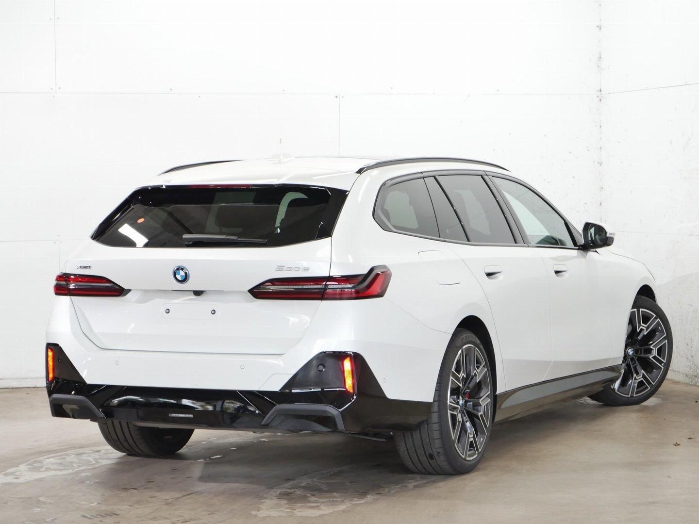 BMW Řada 5, 500e xDrive Touring M PRO - fotka 4