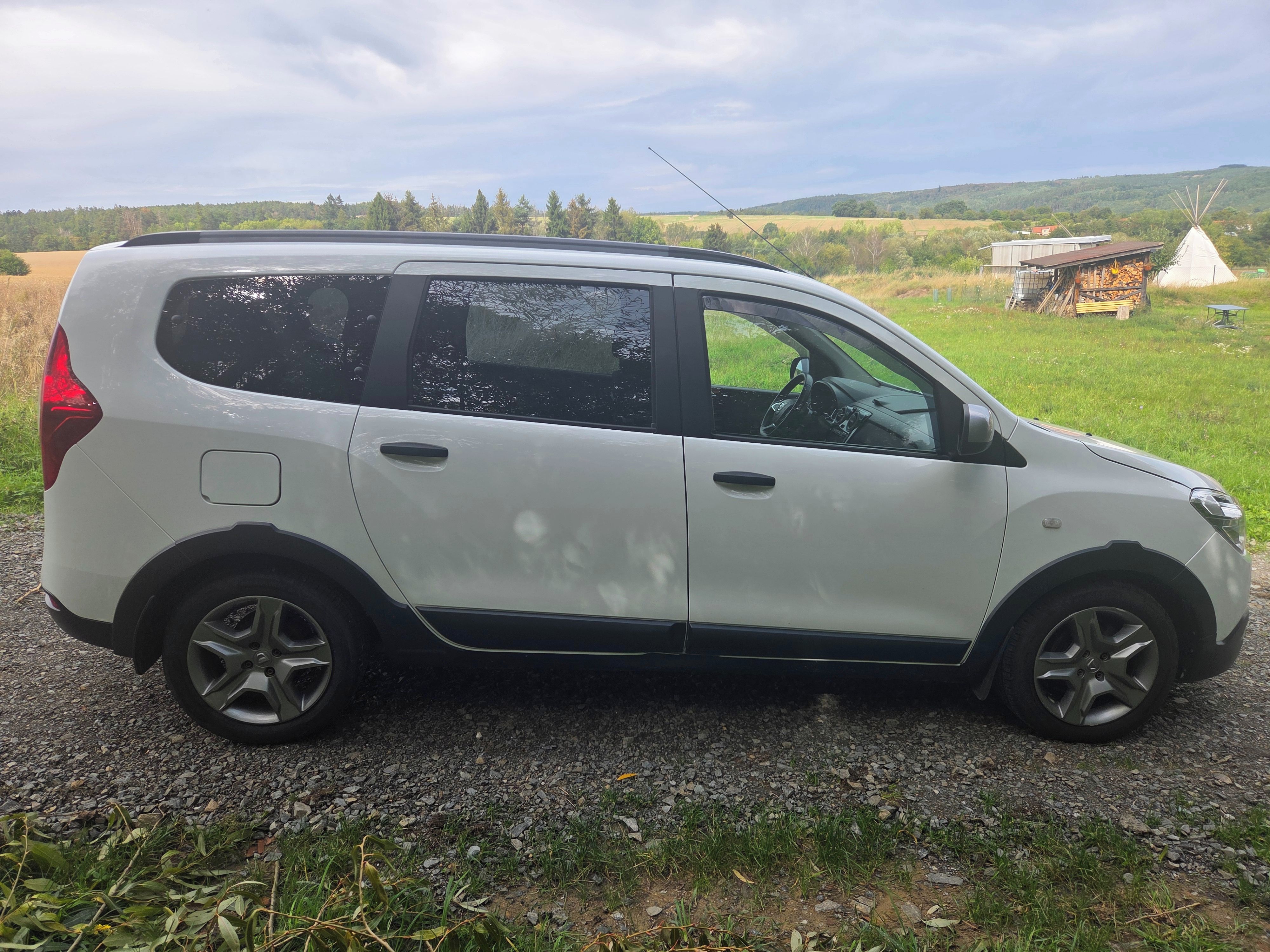 Dacia Lodgy, 1.6 SCe Stepway 7 míst - tažné - fotka 6