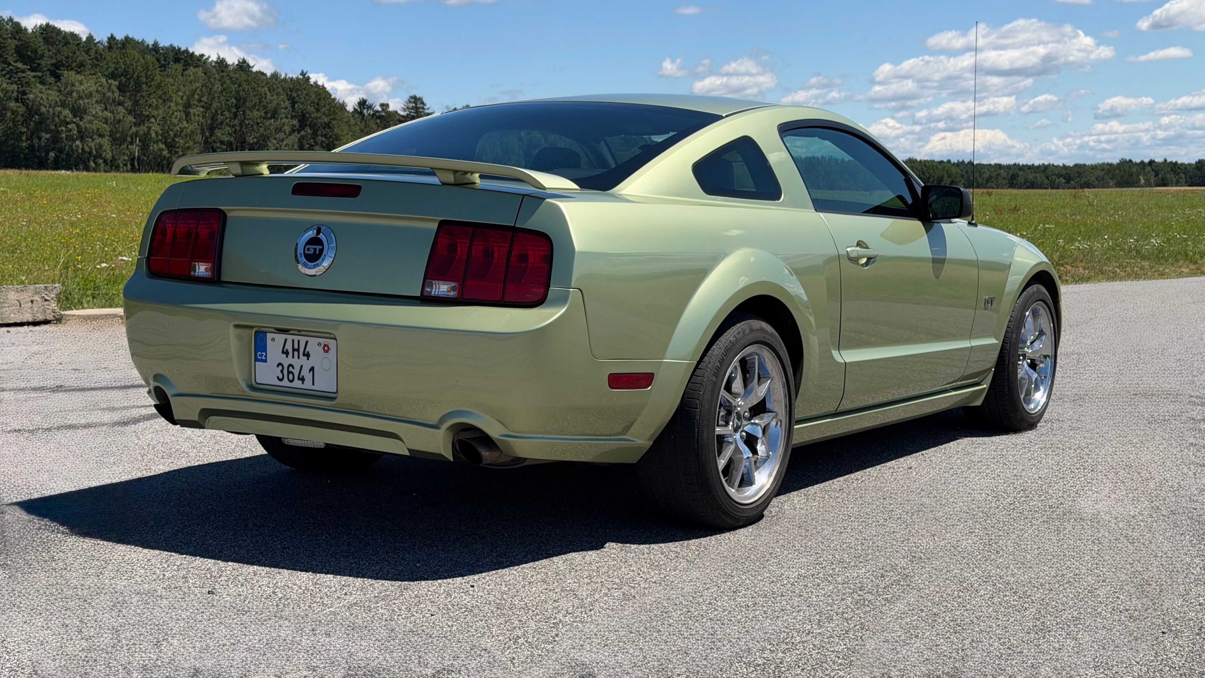 Ford Mustang, GT 4,6 V8 2005 Automat - fotka 4