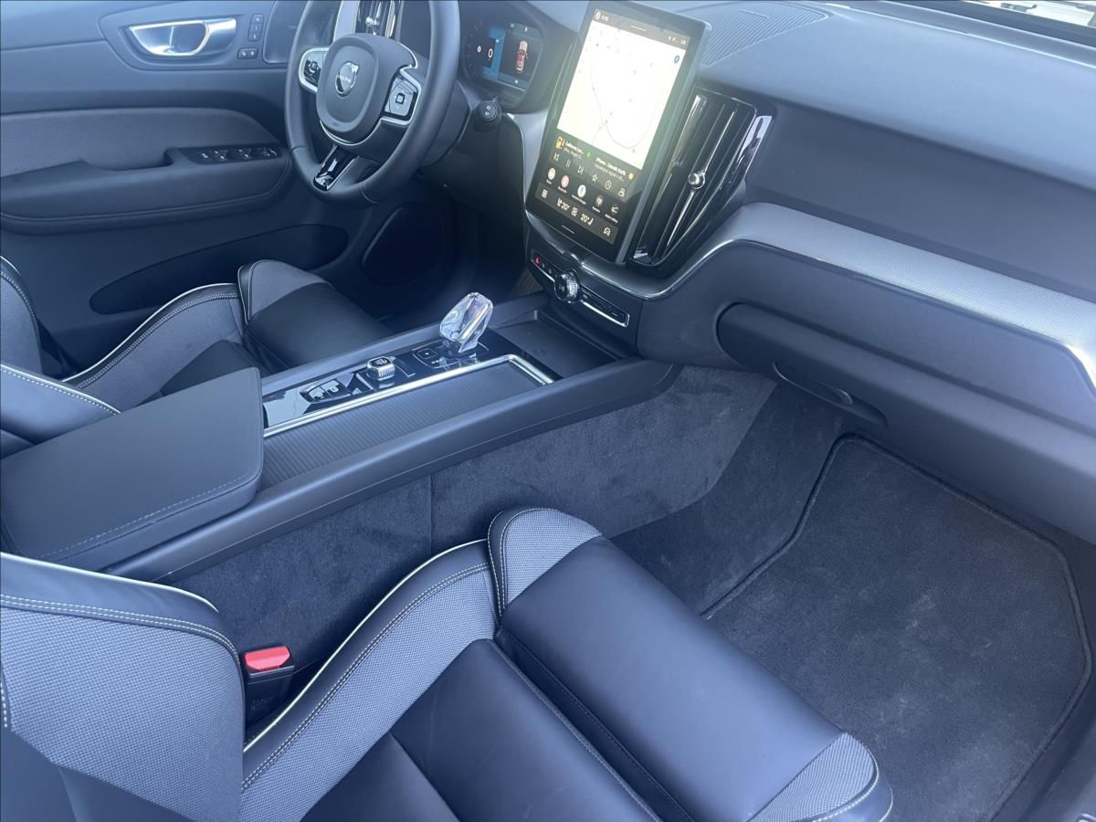 Volvo XC60, 2,0 B5 AWD PLUS BLACK EDITION - fotka 6
